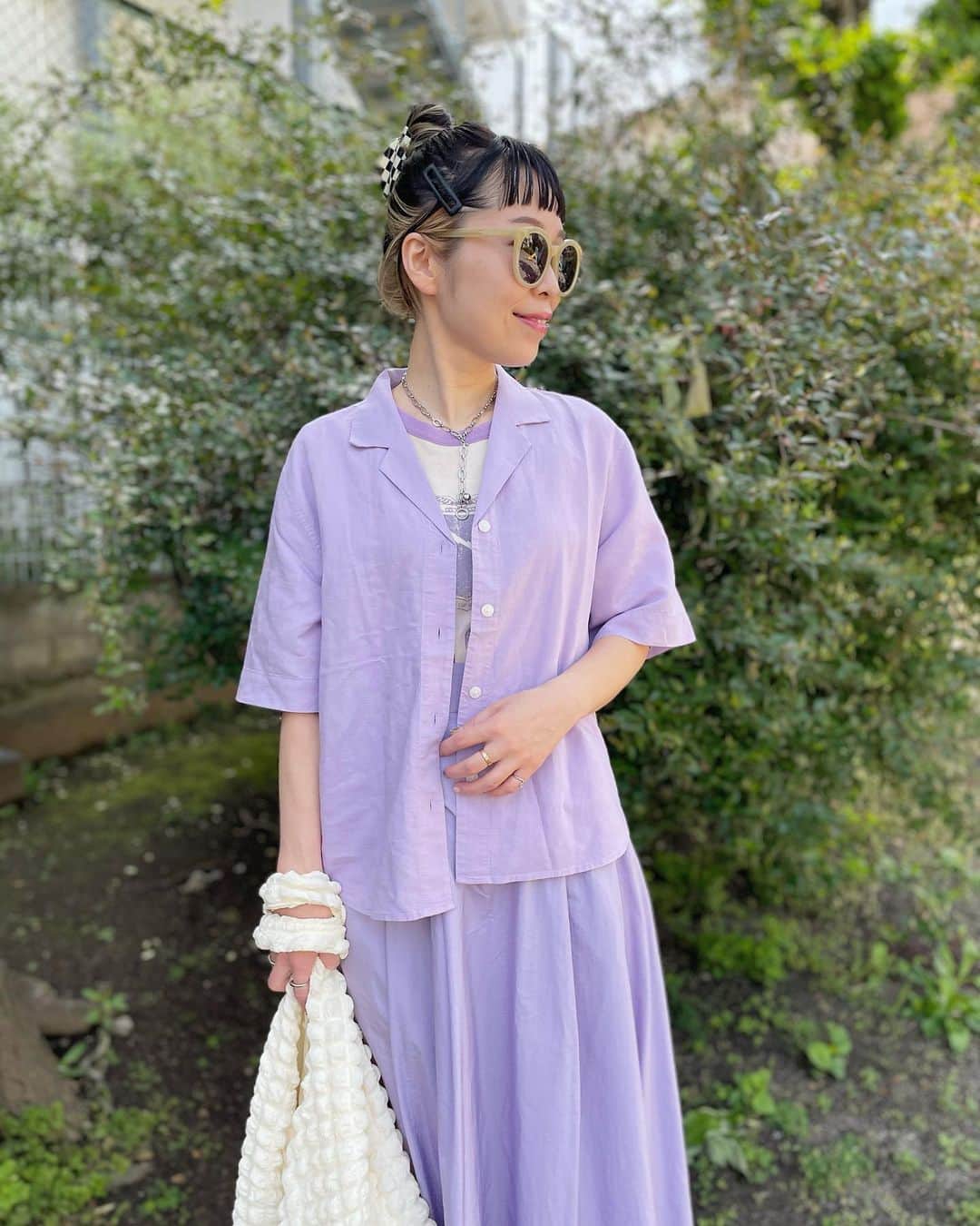 のインスタグラム：「． ★#ママコーデ ★  上下#パープルカラー 💜  #カラーシャツ は#uniqlo   ✔︎リネンブレンドオープンカラーシャツ  @uniqlo_jp  @uniqlo_with   #身長154cm 、Mサイズ着用。  リネン生地なのでさらっと羽織れて 夏らしいシャツ！ ボタンはあけても閉めても お好みで💜  パープルカラーのシャツって あまりもってないので#ユニクロ なら #プチプラ で挑戦しやすいよ♪  #オープンカラーシャツ  #uniqlo2023ss #ワントーン #ワントーンコーデ #プチプラコーデ  #ワントーンコーディネート  #プチプラファッション  #プチプラ高見えコーデ  #プチプラ部 #リネン #リネン服 #リネンシャツ  #リネンコーデ #uniqloコーデ  #おだんごヘア #Mサイズ #新作#UNIQLO新作 #ユニクロ新作#ユニクロコーデ  #ユニクロ部」