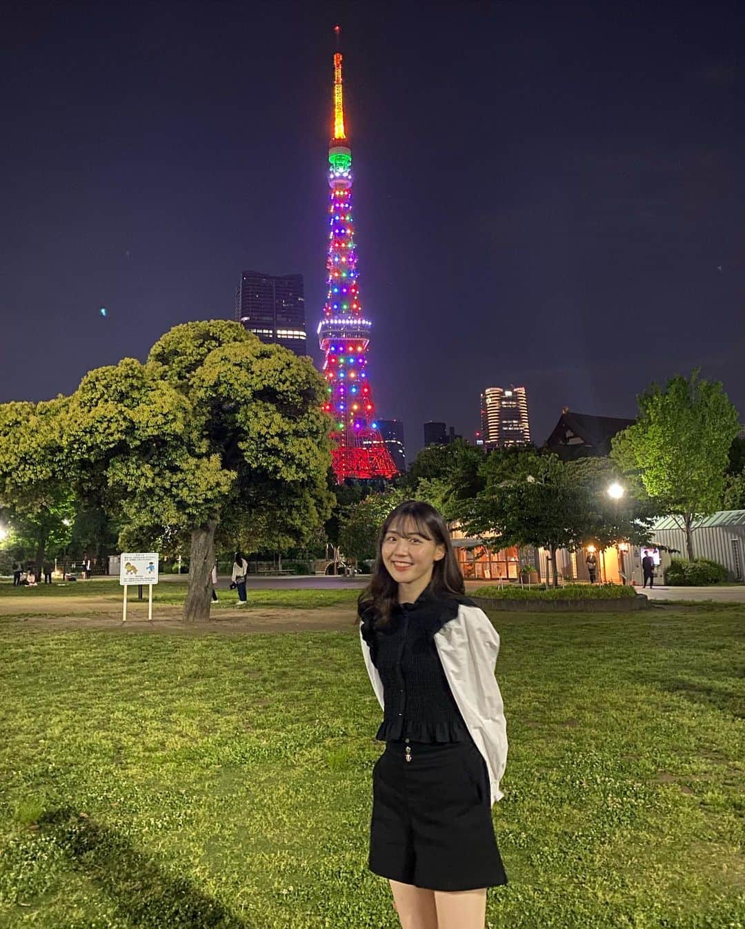 宮本和奏のインスタグラム：「東京タワー綺麗ー！！  夜の東京タワーは明るい時間とは違う見た目になるから大好き #宮本和奏#ジャンプしてみたらブレブレでした笑」