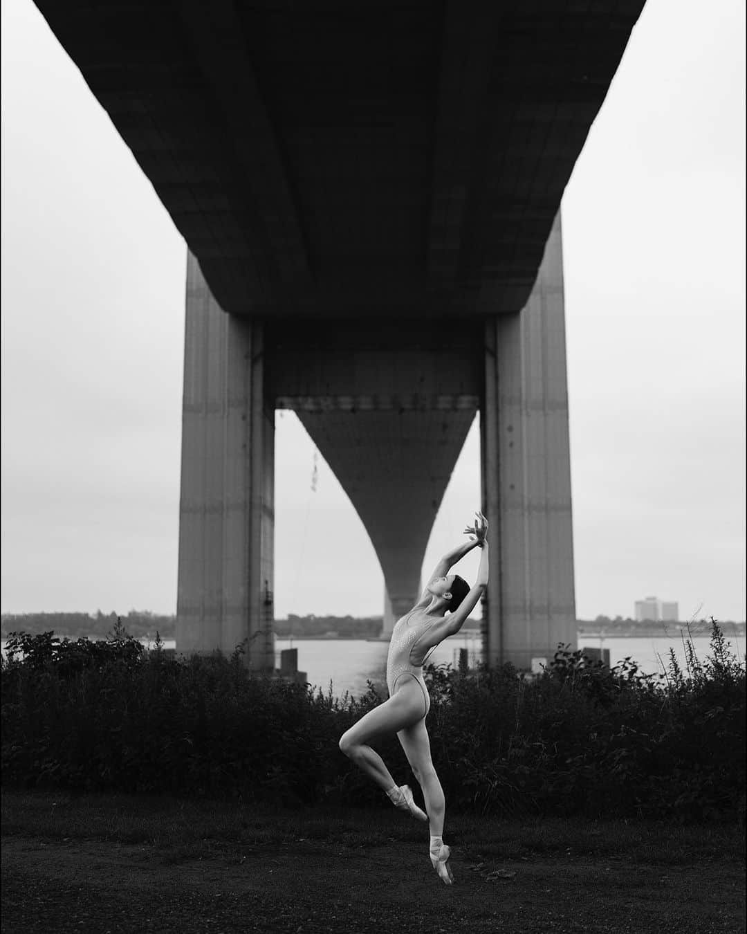 ballerina projectのインスタグラム：「𝐒𝐲𝐝𝐧𝐞𝐲 𝐃𝐨𝐥𝐚𝐧 under the Verrazano-Narrows Bridge. 🩰🌁  @sydney_dolan_ballet #sydneydolan #verrazzanobridge #ballerinaproject #newyorkcity #statenisland #ballerina #ballet #dance   Ballerina Project 𝗹𝗮𝗿𝗴𝗲 𝗳𝗼𝗿𝗺𝗮𝘁 𝗹𝗶𝗺𝗶𝘁𝗲𝗱 𝗲𝗱𝘁𝗶𝗼𝗻 𝗽𝗿𝗶𝗻𝘁𝘀 and 𝗜𝗻𝘀𝘁𝗮𝘅 𝗰𝗼𝗹𝗹𝗲𝗰𝘁𝗶𝗼𝗻𝘀 on sale in our Etsy store. Link is located in our bio.  𝙎𝙪𝙗𝙨𝙘𝙧𝙞𝙗𝙚 to the 𝐁𝐚𝐥𝐥𝐞𝐫𝐢𝐧𝐚 𝐏𝐫𝐨𝐣𝐞𝐜𝐭 on Instagram to have access to exclusive and never seen before content.」