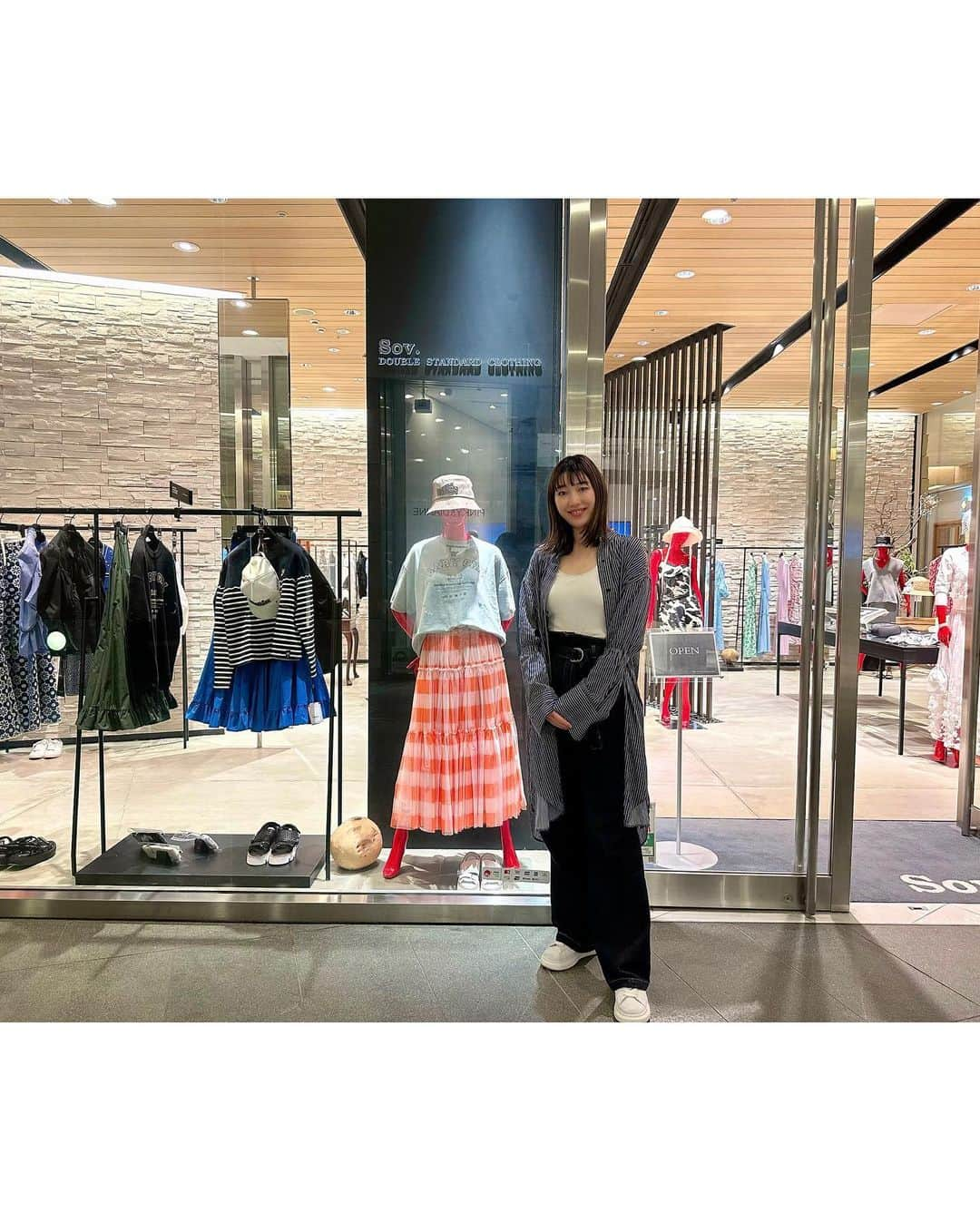 香音有希さんのインスタグラム写真 - (香音有希Instagram)「4月いっぱいで8年在籍していた DOUBLE STANDARD CLOTHINGを退職しました✨  アルバイトとして 表参道ヒルズ→有楽町阪急メンズ館(メンズライン　D/him)→渋谷西武D/him→レディースに戻り表参道ヒルズ→六本木ヒルズ と様々な店舗で経験を積ませて頂きました🥹🙏  入社した当初は退団してまもなくで お洋服は大好きだけどもレディースのアイテムの知識はゼロで(長年パンツ👖しか履いてなかったから..😂) 店長さんや諸先輩方、各店舗の素敵なお客様に触れてアイテムの事、トレンドの事、接客の事を教えて頂きました。 ここでの学びが退団後の社会活動に大きな影響を与えていると強く感じます🥹✨  長きに渡り続けて来られたのは 舞台などの芸能活動の時に長期のお休みを頂いたりするイレギュラーな働き方を試してみようと柔軟に対応してくださった当時の面接マネージャーや店長さん、 寛容に受け止めてくれた一緒に働くスタッフの皆様のお陰です🙏😭  出勤最終日には 欲しがってた虎のTシャツ🐯と寄せ書きをサプライズでプレゼントしてくださり😭 感動してすごく寂しくなっちゃいました..  今まで教えて頂いた事を忘れず、これからも精進していきます✊✨  温かく見送ってくださった皆様、 そしてこの場を借りて、接客させて頂きましたお客様、 本当に有難うございました🙇🙇 . . #ダブスタ #doublestandardclothing  #8年間有難うございました #アパレル#アルバイト#全てが糧になりました🙏#これからもダブスタ推しです#🥰」5月3日 21時13分 - kaonyuki_yukako