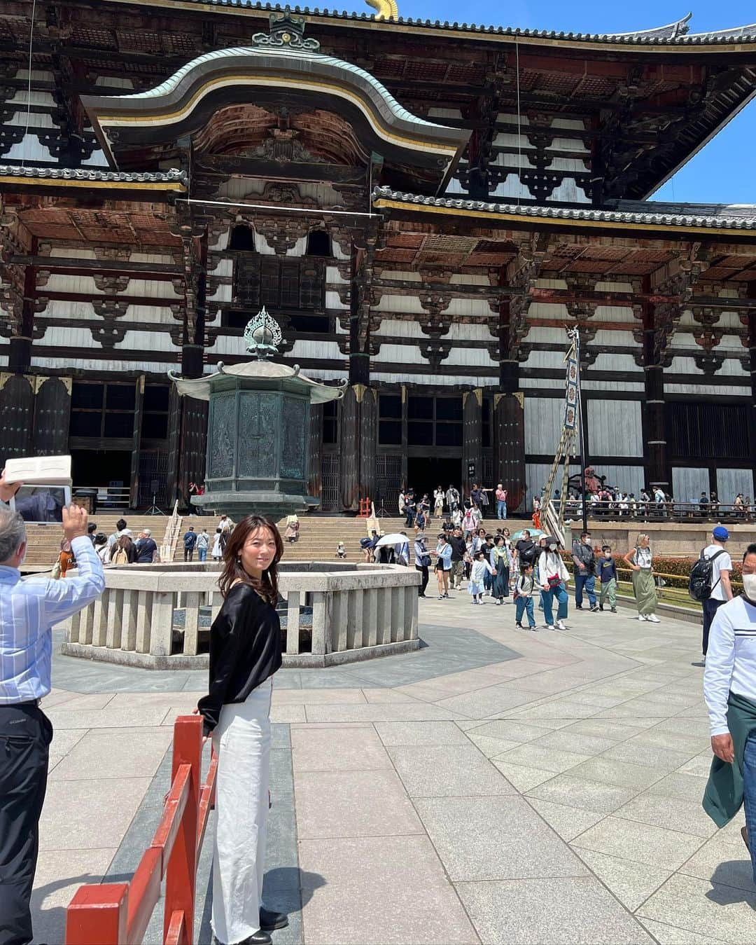 野木久美子のインスタグラム：「三重〜スタートの無計画旅行。 最後は奈良に到着しました🦌  凄い沢山の人で賑わってたな🦌🦌🦌 久しぶりの奈良で楽しかったーーー  ❤️❤️❤️🦌❤️❤️❤️ #行き当たりばったり旅  #無計画旅行 #奈良に到着 #奈良の大仏様 #東大寺#奈良公園 #🦌 #奈良観光」