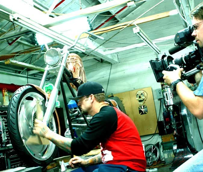 ウエストコーストチョッパーズのインスタグラム：「Damn I’m getting old!  Billy Lane ( @choppers.inc ) just reminded me that Motorcycle Mania III debuted on Discovery 19 years ago!  Lots of memories from those @westcoastchoppers builds and from that ride across Mexico with @kidrock 🇲🇽🇺🇸  What was your favorite part??  #jessejames」