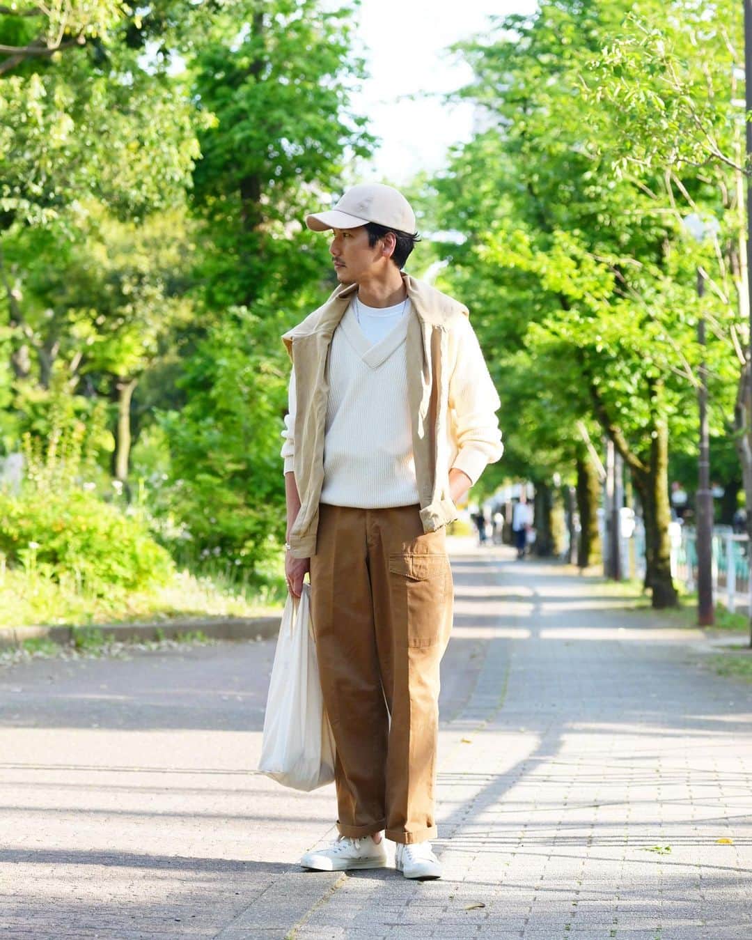 Shuhei Nishiguchiのインスタグラム：「"As if blending in with the colors of nature"◀︎◀︎◀︎7pic  自然に溶け込むようなリラックスしたナチュラルカラーで構成したご近所お散歩スタイル。 皆様にとって素敵なゴールデンウィークになりますように。  【ITEM】 Cap： @helen_kaminski  Knit： @colhays  T-shirt： @beams_f  Shirt： @poloralphlauren 90's Trousers： @poloralphlauren 90's Shoes： @r.c.a.footwear   #classicmenswear #vintagewatch #mensstreetstyle #takeivy #preppy #mensweardaily #spezzatura #outfitmen」