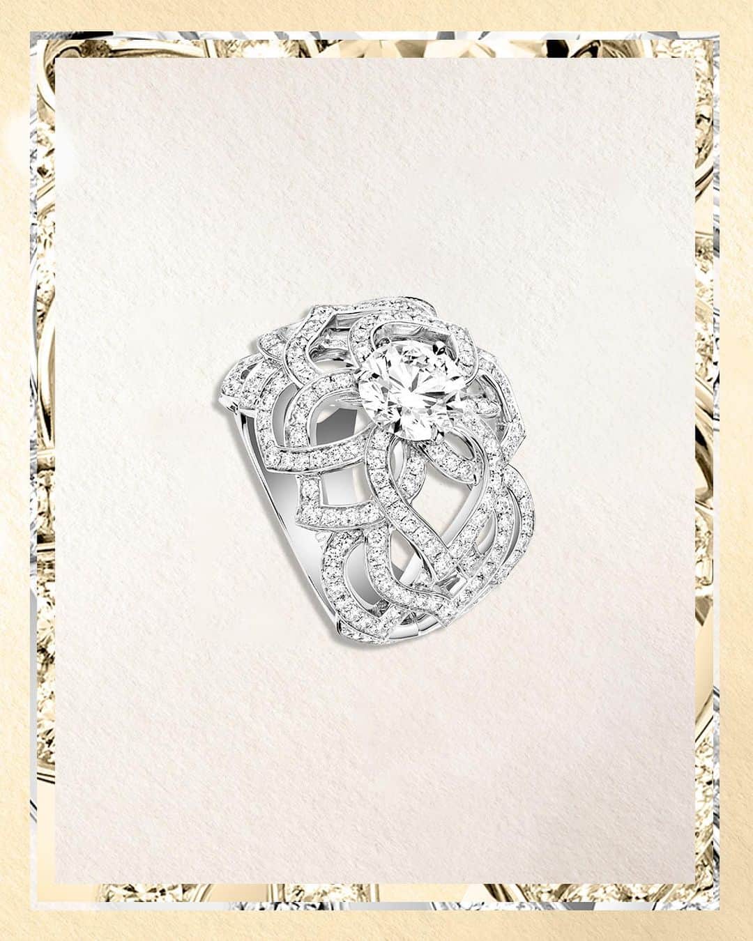ピアジェさんのインスタグラム写真 - (ピアジェInstagram)「By choosing Piaget diamonds rings, actress Emily Blunt honored Karl Lagarfeld stackable rings signature.   #Piaget #MaisonofExtraleganza #MetGala2023 #Diamonds」5月3日 21時16分 - piaget