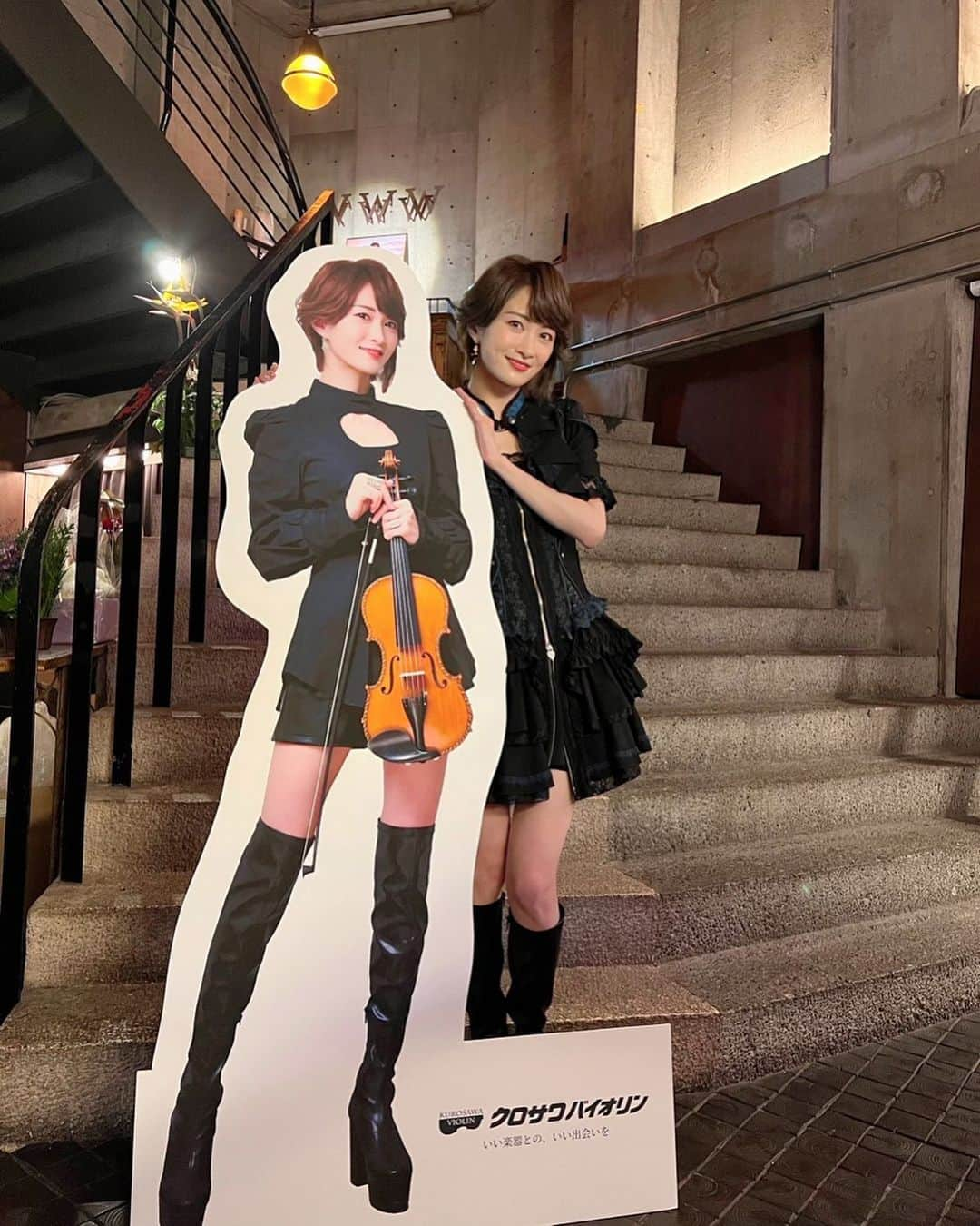 AYASAさんのインスタグラム写真 - (AYASAInstagram)「🎻🎻 今回もクロサワバイオリンさんが等身大パネルを作って下さいました🖤 一緒にお写真撮りやすいポーズにしてみたよ🤭 ・ ・ #約束のあやさ  #渋谷www  #Ayasa #バヨリン弾き  #クロサワバイオリン」5月3日 21時17分 - ayasa_doya