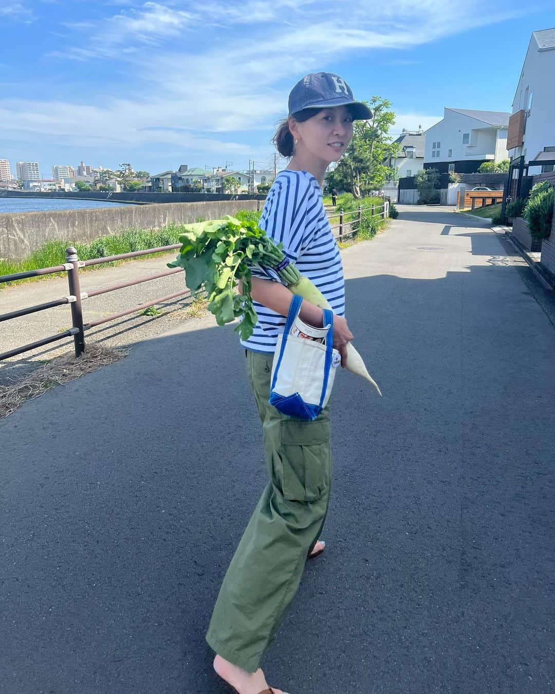 五明祐子さんのインスタグラム写真 - (五明祐子Instagram)「川沿い歩いてたら朝どれ野菜売ってた🥦🥬🥕 袋がなかったからそのまま持って帰ったけど、 パンツと葉っぱの色がリンクしてましたね😆💚  夕方はおもちと海でお散歩。 富士山のシルエットと夕陽が綺麗でした🥰  皆さま素敵なGWを✨  #GW#ビーサン 🩴#はじめました  キャップ🧢はむかーし　@deuxiemeclasse で買ったものです🤗」5月3日 21時17分 - gomyoyuko