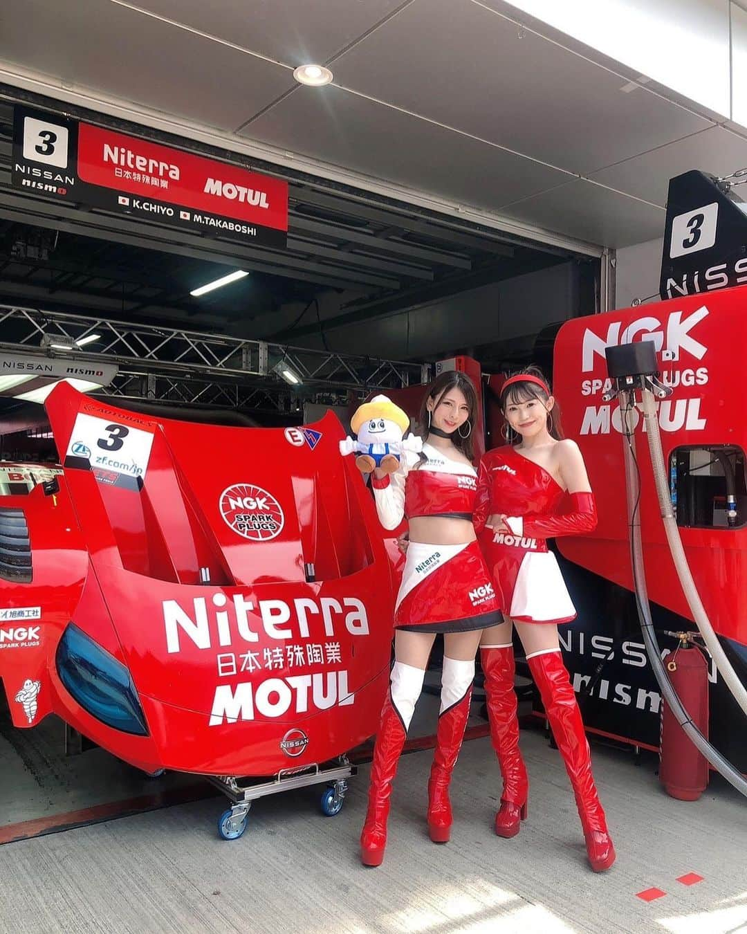 葉月美優さんのインスタグラム写真 - (葉月美優Instagram)「こんばんは🌙  今日はSUPER GT Rd.2富士 予選日でした🏁 天気は快晴！  3号車Niterra MOTUL Zは前回の成績から30kgのウエイトを積んでます。  2位❥15㌽×2kg=30kg  予選Q1は高星明誠選手の走行でした  10分の予選時間残り6'50ほどでコースイン まだタイヤを温めている車両がたくさんの中 3号車は2周目で1番手に！  3周目もベストタイムで1番手に上がり 4周目もベストタイム更新で1'27.538でしたが 惜しくもギリギリ9番手でQ1突破ならず。  やっぱり30kgのウェイトは響きましたね(´；ω；｀)  TOPのベストタイムは1'26.595。。  1番手とのGAPは0.943と1秒弱 8番手とは0.296と1秒も差がないのに厳しい戦いですよね。  柿元さんは ドライコンディションは厳しかったかな？ しかし最高速はZが強い！と仰ってました！  明日は450kmレース！どうなるかはわからない！！ 最後まで選手とチームを信じて応援します💕  一緒に応援してくださいっ(*´ω｀*)♫  #NGKスパークプラグ #Niterra  #信頼で選ぶならngkスパークプラグ   #GoGoNISSAN2023 #NISSAN #NISMO #MOTUL  #SUPERGT #スーパーGT #SGT  #レースクイーン　#racequeen  #carrace」5月3日 21時17分 - miu_haduki