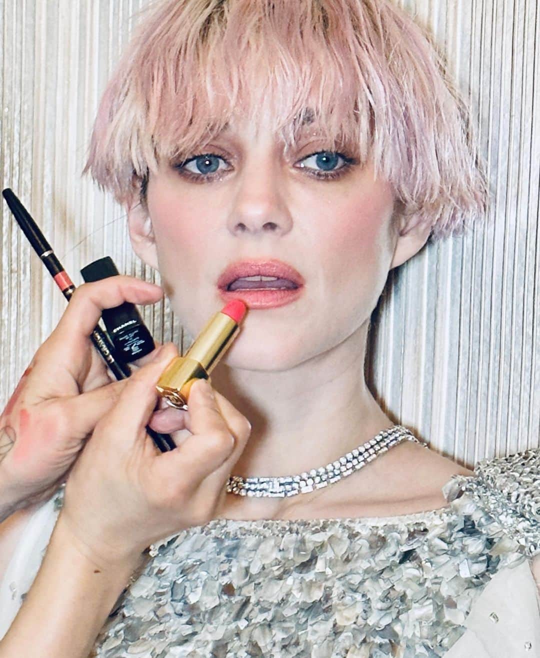 Kara Yoshimoto Buaのインスタグラム：「Magical Marion Cotillard x CHANEL in vintage Chanel for The MET GALA  @welovecoco @chanel.beauty #welovecoco #workingwithchanel #makeupbykarayoshimotobua  @hairbyadir nails @tombachik  @eliottbliss @marioncotillard LIPS:  Hydra Beauty Nourishing Lip Care Le crayon levres in Pivoine and Rose Poudre  Rouge Allure Velvet in La Favorite」