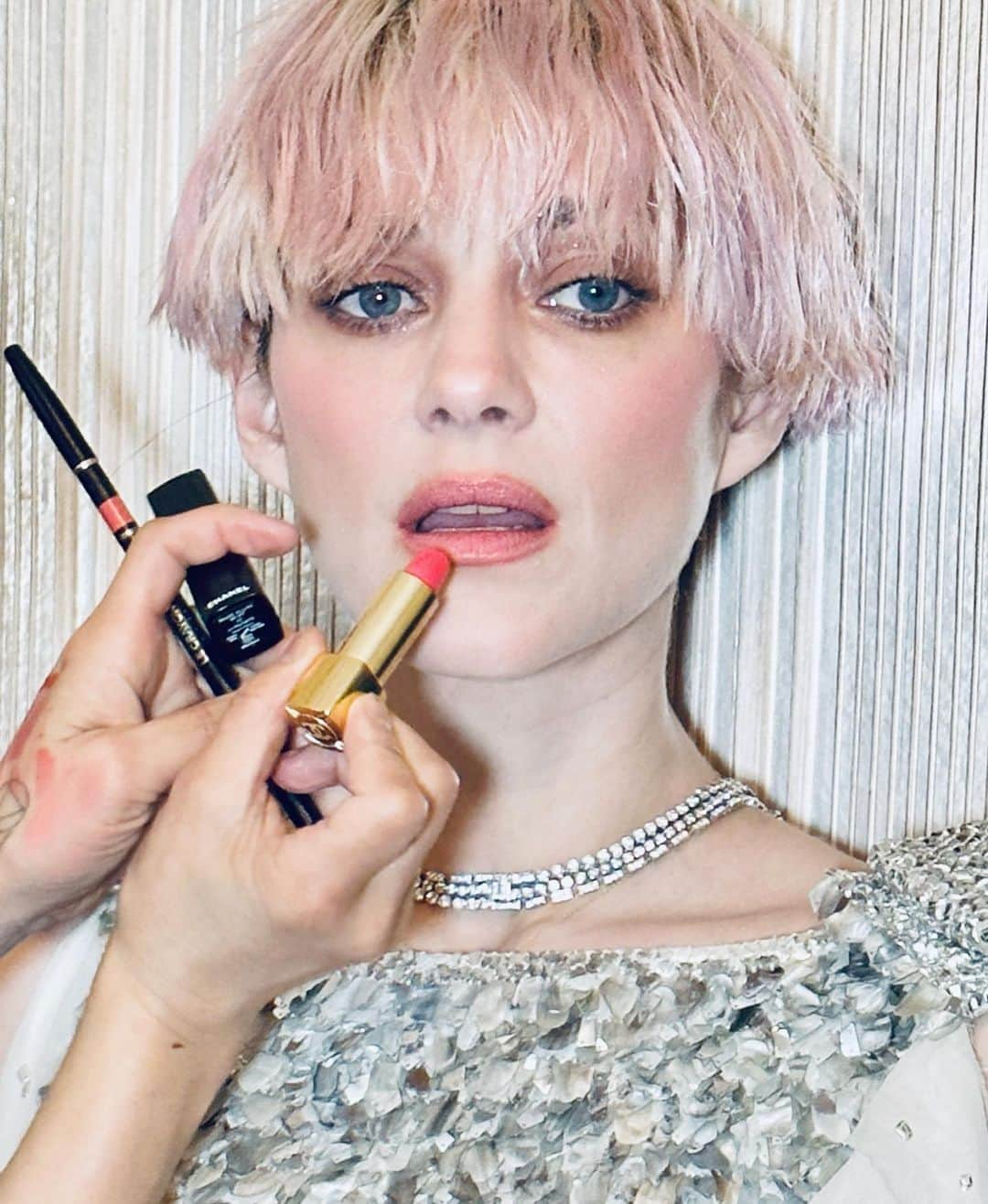 Kara Yoshimoto Buaさんのインスタグラム写真 - (Kara Yoshimoto BuaInstagram)「Magical Marion Cotillard x CHANEL in vintage Chanel for The MET GALA  @welovecoco @chanel.beauty #welovecoco #workingwithchanel #makeupbykarayoshimotobua  @hairbyadir nails @tombachik  @eliottbliss @marioncotillard LIPS:  Hydra Beauty Nourishing Lip Care Le crayon levres in Pivoine and Rose Poudre  Rouge Allure Velvet in La Favorite」5月3日 12時25分 - karayoshimotobua