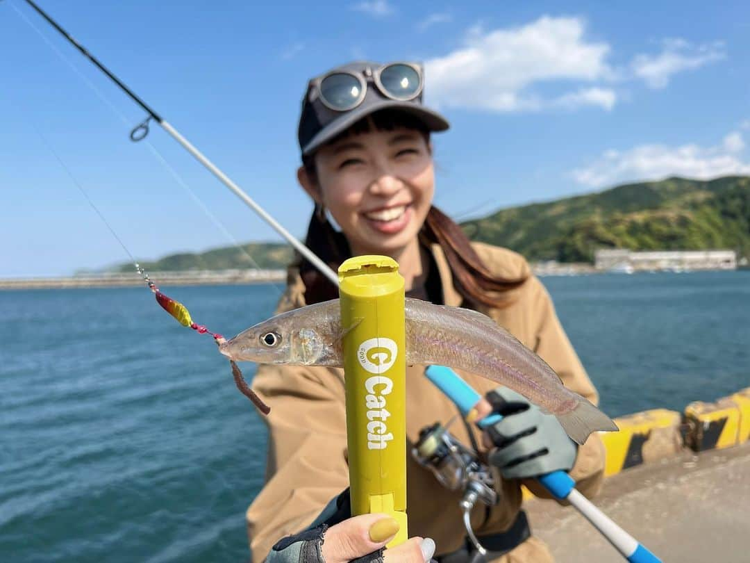 石川文菜さんのインスタグラム写真 - (石川文菜Instagram)「良型シロギス釣れたぁぁぁ！！！ 巻きエサジグはより手軽にシロギスが狙えるから楽しい🐻🤍  あっという間に季節進行していますね🌿  ふたつ結びしたらいつも以上に幼くなる👧🏻(悲しい)  #JACKALL #beGOODfunEGG #巻きエサジグ #釣り #釣りスタグラム」5月3日 12時18分 - bun0404