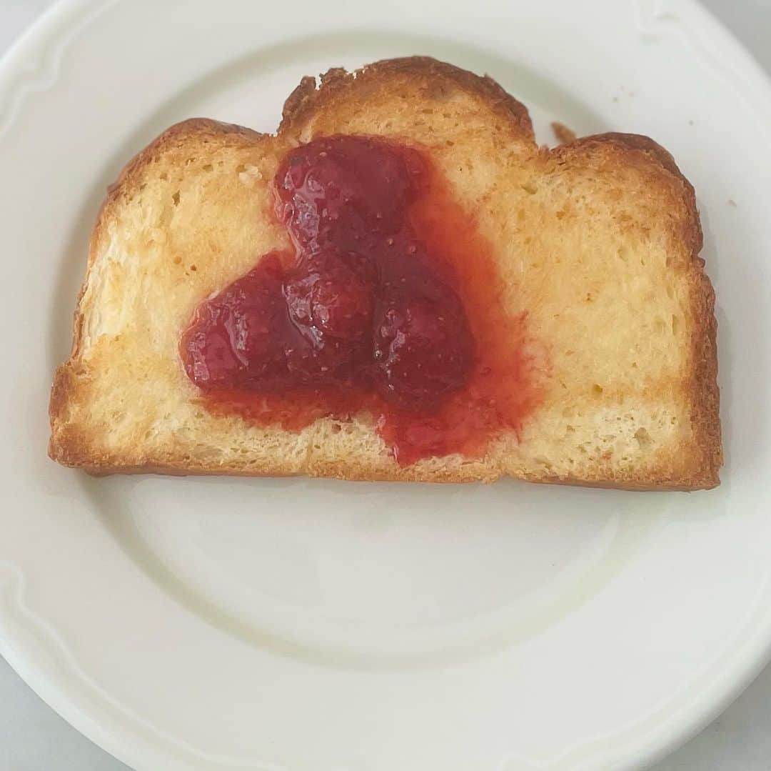 若山曜子のインスタグラム：「母は朝はパン派なので、手作りいちごジャムと手作りパン。平たいコック帽のような不思議なカタチなのはケーキ型で焼いたのをスライスしたからです。 焼きたて熱々は美味しかったけど、翌日のトーストはどうかな？と思ったらこちらもサクサクとして、なかなか美味しかった。  「なんもせんでも食べ物が出てきて、しかもぜんぶ美味しいんだから幸せだわー。」  と今朝言われたので、 イラっとしたこともあったけど、相殺。 新たな気持ちで後半戦スタートです。  覚書 母アートメイクで眉を描いてもらう→天ぷらランチ →ディオール展→いきつけのおすしやさんでフィニッシュ  天ぷらが思いのほかボリューミーだった。（しかし、母は通常通りの寿司量だったので無問題だったらしい。）それ以外はスムーズであった。 今日はのんびり。」