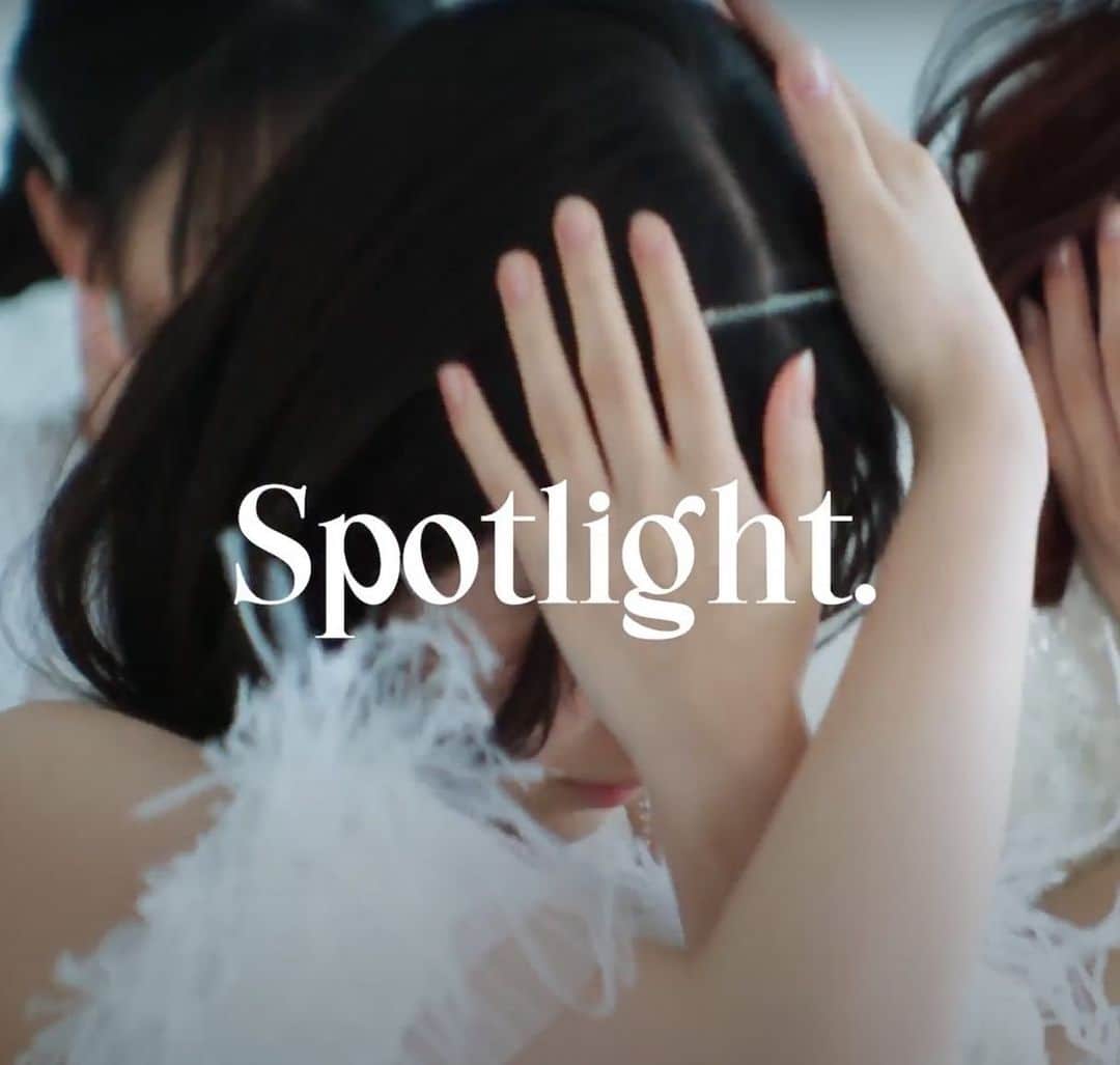 吉田菫のインスタグラム：「𝐅𝐮𝐡𝐮𝐚 𝐒𝐩𝐨𝐭𝐥𝐢𝐠𝐡𝐭. 𝐌𝐕🪽  私がプロデュースしているアイドルFuhuaの デビュー曲「Spotlight.」のMVが公開されました🥚💖  オーディションのテーマ曲として作詞作曲をしたので思い入れがありまくる🥹✨  生まれ持ったみんなの素敵な個性に Spotlightが当たるように、  不安や悩みを抱えた彼女たちが孵化して羽ばたいて 沢山の人に夢を届けられるようにという 想いを込めて曲をつくりました໒꒱·ﾟ  衣装やヘアメイク、 MVのイメージも全て考えててんやわんやでしたが、 サイサイの時からお世話になった方々含め 沢山の方が力を貸してくれました🥹‼️  Fuhuaは私の夢でもあります。 そしてみんなの希望になりますように🕊💖  彼女達の誕生瞬間を観ていただけたら嬉しいです( .◠‿◠. )  Fuhuaのデビューライブは 6/11 SHIBUYA LINE CUBE チケット発売中🎟️🪽  #Fuhua #フーファ　#spotlight #スポットライト」