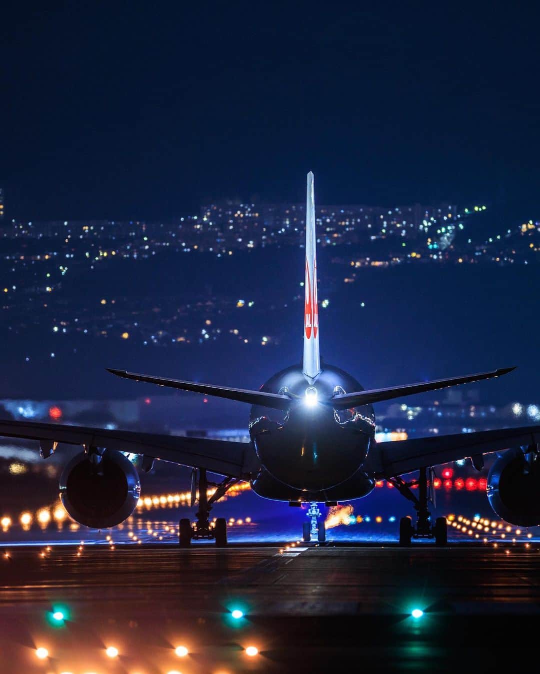 SHOCK EYEさんのインスタグラム写真 - (SHOCK EYEInstagram)「皆さん、素敵なゴールデンウィークお過ごしください＾＾ 飛行機に乗って、、色々なところにいきたいね✈️✨  #伊丹空港 #夜景」5月3日 12時23分 - shockeye_official