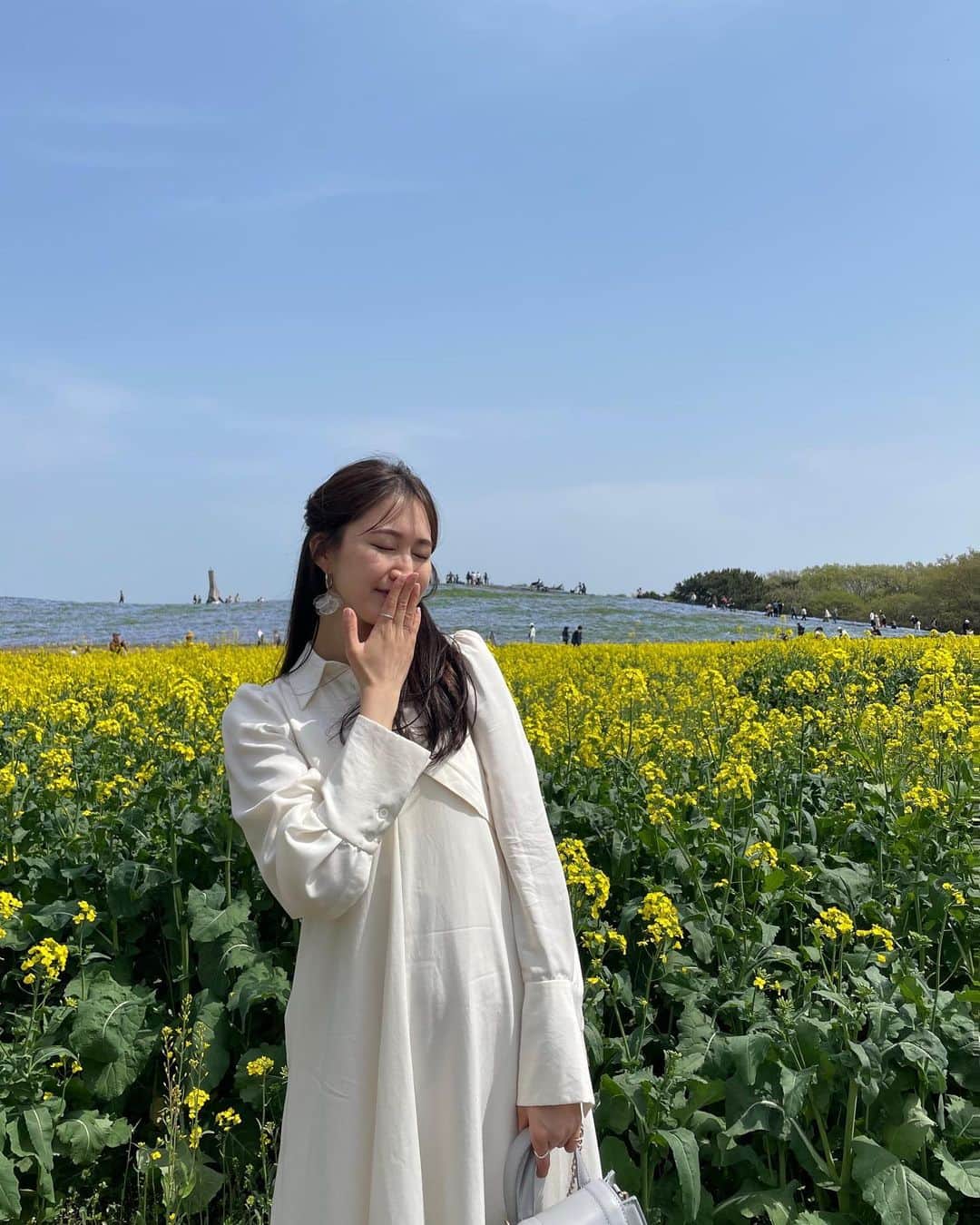 後藤夕貴のインスタグラム：「5月もよろしくお願いします🌷  one-piece @cocodeal_official 🤍 ㅤ  #ひたち海浜公園 #また行きたい」
