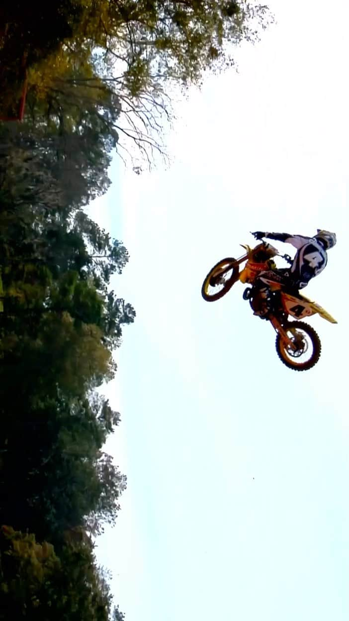 リッキー・カーマイケルのインスタグラム：「⤴️ #2stroke footage I shot of @rickycarmichael out at the GOAT Farm back in ‘07. Check out the cameo of Big Rick doing some track prep! @racerxonline @foxmoto」