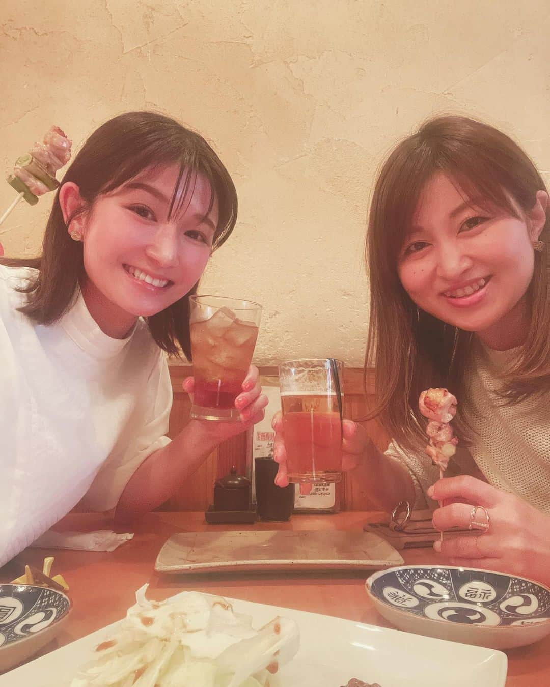 小西ゆりなのインスタグラム：「かれこれ4、5年ぶりとか⁈ とてつもなく久しぶりに母達だけで夜の街に繰り出した🌇 いつも家族ぐるみで仲良くしてもらってる　アートメイクナースの@takeshita_art さん😍 今や眉アートだけにとどまらず、リップやアイラインアートまで展開中とのこと🥺👏✨ ご興味ある方は是非😚 #男の子ママ #育児と仕事の両立 #このテーマは話題が尽きない #ご近所さん #焼き鳥 #久しぶりの夜遊び #アートメイク眉 #アートメイクリップ #アートメイクアイライン」