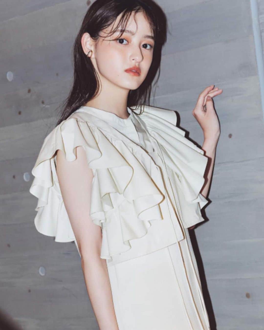 Fleur Fleurのインスタグラム：「Hello May🌝👋🏻 今個星期繼續有新貨返呀📦📦📦🇯🇵 先介紹背心套裝 係一件背心小外套連埋背心嘅set 一set有兩件外套+背心set!😍😍😍  可以分開着著  夏季嘅小外套背心款亦都可以單着架😌🫶🏻  超級推介呢一個套裝 亦都係coco deal 經典款  門市係現貨發售💯 有米黃色白色同埋深藍色三個顏色選擇  歡迎上嚟門市試身或者WhatsApp直接訂購 新作有八折購買 兩件可享免費順豐送貨服務🚚 香港🇭🇰同埋澳門🇲🇴嘅客人都可使用呢一個優惠 WhatsApp查詢🔍： 5572 9458 銅鑼灣門市地址📍：恩平道52號2樓A室」