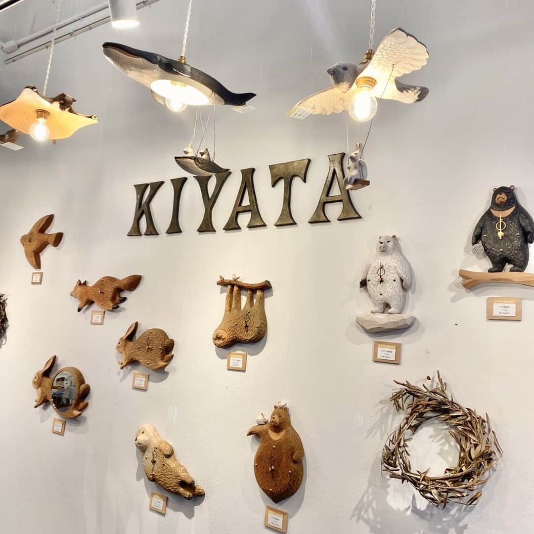 手紙社のインスタグラム：「【4/27-5/15 KIYATAミニフェア「KIYATAの庭」at 手紙舎 文箱】  連日たくさんのお客様が足を運んでくださる「KIYATAの庭」。扉を開けると出迎えてくれるのは光を抱いたかわいらしい動物たち。本日は、空間をあたたかく包み込んでくれる「抽選受注品」のランプをご紹介します。  トリとウサギは草原を飛んでいるのかな、ラッコとエイはのんびり海のお散歩かな……。眺めているといろいろな想像が浮かびます。夜になり電気をつけて眺めればとても幸せな気分に、寝室に飾ったなら目を覚ましたくなくなるほどの楽しい夢が見られそうですね。  そしてランプたちは窓辺の“ドウダンツツジの森”にも。陽の光を浴びながら新緑の中悠々と飛んでいるのかな… こちらもそんな物語が浮かんできます。今回登場するランプ作品は、全部で9種類。KIYATA（@kiyataforest）さんの世界観を感じながら、ゆっくりとこの素敵な“庭”を楽しんでください。  店内の作品は「即売の木彫小物（毎週木曜に追加されます）」、「抽選販売（会期後5月末お渡し）」、「抽選受注品（11月末お渡し）」と3種の方法で販売・受付をしております。お申込は店頭にご来店の方のみとさせていただいておりますのでご了承ください。  ==============  ◎作品ラインナップ  【抽選作品（第3希望までお申し込みいただけますが、当選はお一人様1点まで）】  ◎一点物　＊抽選販売 会期終了後のお渡し ムササビシャンデリア ◎ランプ　＊抽選受注品 ゾウランプ／ウサギランプ／トリ飛行機ランプ　ウサギ／トリ飛行機ランプ　クマ／エイ飛行機ランプ／クジラランプ／ムササビランプ／ブラサガリナマケモノランプ ◎掛け時計　＊抽選受注品 森の主時計／ナマケモノ時計（小鳥付き）／トリ時計／シロクマ時計／クマ時計／キツネ時計／野ウサギ時計／ラッコ時計（ホタテ付き）  ◎置き時計　＊抽選受注品 ロバ置き時計／野ウサギ置き時計／セイウチ置き時計（小鳥付き）  ◎その他　＊抽選受注品 野ウサギ壁掛けミラー ◎バスケット　＊抽選販売 会期終了後のお渡し ツバメバスケット／カワウソバスケット／ウサギバスケット／オオカミバスケット／クマバスケット／リス刺繍バスケット／キツネ刺繍バスケット   - - -   【即売作品（お一人様2点まで）】  ＊毎週木曜（4/27、5/4、5/11）の３回に分け、限定数の販売となります ◎ブローチ 木彫ブローチ  ◎鏡 トリ手鏡／ウサギ手鏡／ トリドレッサーミラー ◎フック ダチョウフック／シカフック／リスフック／シカフックL ／シカアクセサリースタンド  – – –  【プロダクト作品　＊購入制限なし】 刻印ブローチ／お皿／手ぬぐい／鋳物の獣（金属アクセサリー）／グラス／スタンプ／マスキングテープ  - - -   ＊ランプ・バスケット・時計などの木彫作品は、展示期間中の抽選販売です。会期中はいつでもお申し込みいただけますので、ご都合に合わせゆったりとお越しくださいませ。 ＊ご来場にあたり、事前のお申し込みは不要です。 ＊5/4(木)、5/11(木)の木彫小物追加日は、9:45の時点でお集まりの方の中で個展会場案内順のくじ引きを行います。　　 ＊店舗駐車場は10台の用意がございますが、満車となる場合もありますことをご了承ください。あわせて公共交通機関のご利用のご協力もお願いいたします。  【KIYATAミニフェア「KIYATAの庭」 at 手紙舎 文箱】 期間：2023年4月27日(木)〜5月15日(月) 　＊火・水定休（祝日は営業/翌日休）＊5/1(月)は振替休業 時間：10:00-16:30（16:00 LO） 会場：手紙舎 文箱（長野県松本市浅間温泉1-30-6） 駐車場：10台 問合せ：0263-87-2716  #手紙社 #手紙舎 #手紙舎文箱 #文箱 #tegamisha #松本 #浅間温泉 #KIYATA #木工 @kiyataforest」