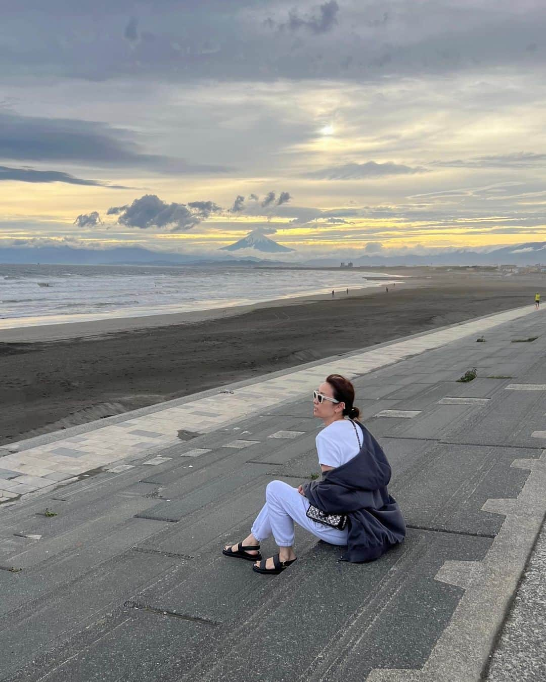 藤井悠さんのインスタグラム写真 - (藤井悠Instagram)「ふらっと海へ🌊 夕方、富士山が綺麗に見えました🗻✨ #時差投稿#強風で髪ボサボサ #すっぴんでめんご #海 #サンセット #富士山 #ゴールデンウィーク #sea #sunset #fujisan #fujiyama #gw #goldenweek」5月3日 12時48分 - yufujii0211