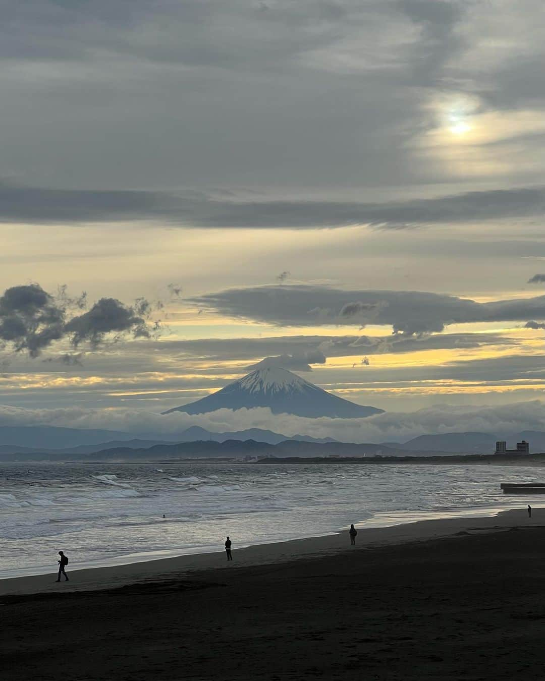 藤井悠さんのインスタグラム写真 - (藤井悠Instagram)「ふらっと海へ🌊 夕方、富士山が綺麗に見えました🗻✨ #時差投稿#強風で髪ボサボサ #すっぴんでめんご #海 #サンセット #富士山 #ゴールデンウィーク #sea #sunset #fujisan #fujiyama #gw #goldenweek」5月3日 12時48分 - yufujii0211