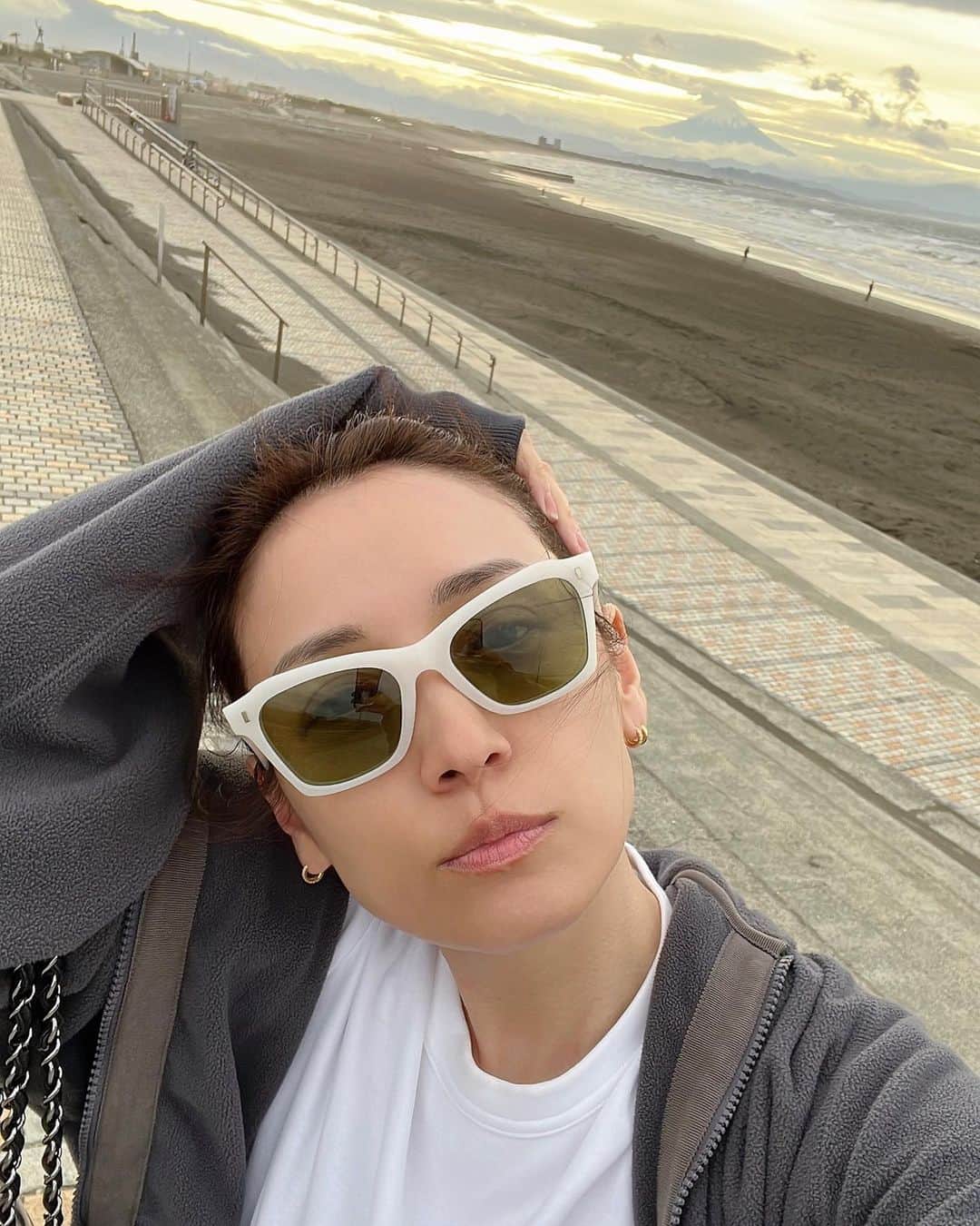 のインスタグラム：「ふらっと海へ🌊 夕方、富士山が綺麗に見えました🗻✨ #時差投稿#強風で髪ボサボサ #すっぴんでめんご #海 #サンセット #富士山 #ゴールデンウィーク #sea #sunset #fujisan #fujiyama #gw #goldenweek」