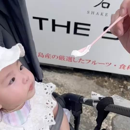 土岐田麗子のインスタグラム：「🍦♡  初めてアイスクリームを少しだけペロリ♡ 最初はイヤってしたけど お口に入ってみたら なにこれおいしーかも👶🏻 みたいになっててかわいー♡  夜は民謡居酒屋に行ったけど ちょーどお歌の時にネンネ♡  #思い出 #石垣島旅行 #firsttrip #instadiary」