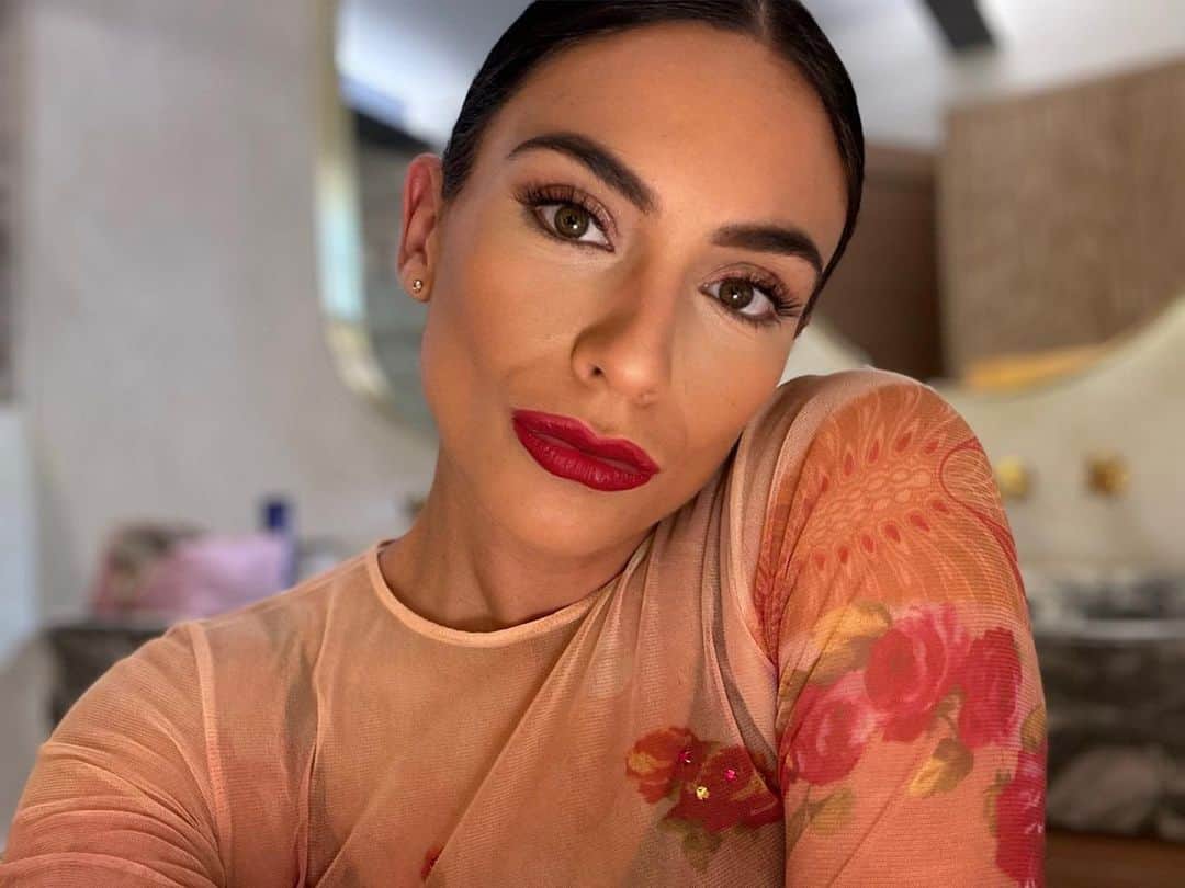 Ana Brenda Contrerasのインスタグラム：「Que preferimos ?  1. Full Glam  2. Cara lavada    Como sea pero en este perfil amamos el #selfcare ✨」