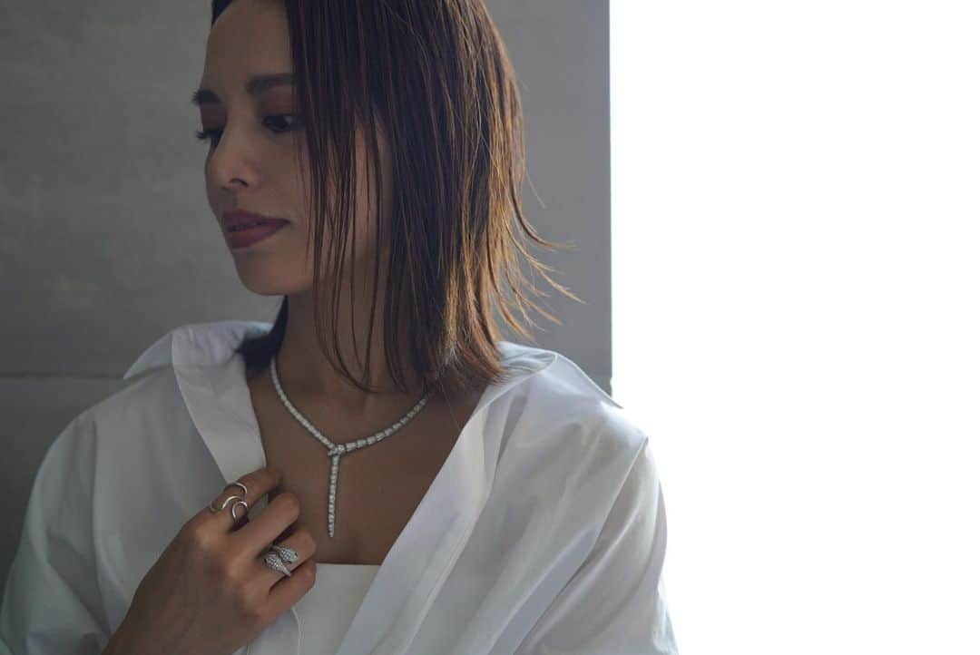 大橋菜央のインスタグラム：「The day of BVLGARI . . . ブルガリホテル初潜入や〜‼︎ と張り切ってアイシャドウ塗りすぎた日😂 . 一緒に行った会社の仲間も 化粧濃くなったと言ってて みんなやること同じ🫶笑 . . . necklace & ring @bulgari 🐍 Shirt @plage_jp」