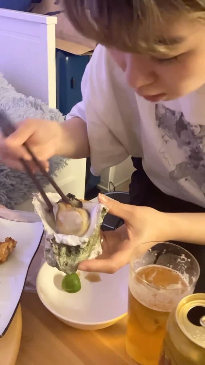 佐々木萌のインスタグラム：「真牡蠣の季節が終わっても すぐ岩牡蠣がスーパーにならぶから 1ヶ月だけしか寂しい思いをさせないなんて 牡蠣はえらいね」