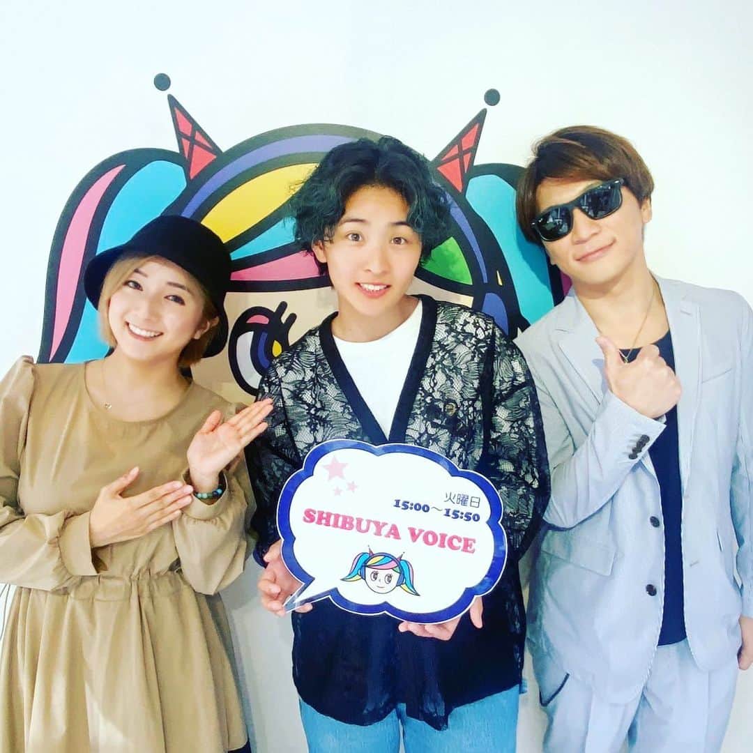 miyakeさんのインスタグラム写真 - (miyakeInstagram)「先月に引き続き、今月も渋谷クロスFMのみずきさんの番組にゲスト参加させてもらって来ました〜！！今月は1人ではなく、今話題のシンガーソングライターアーティスト、のんぴーと共演〜！！何故か？といいますと…本日リリースされましたのんぴーの新曲「ないものねだり」🎸共作させて頂いております〜‼️✨是非是非！！チェックしてみてください〜😊皆様、良いゴールデンウィークを〜✨」5月3日 13時11分 - miyake_mihimaru