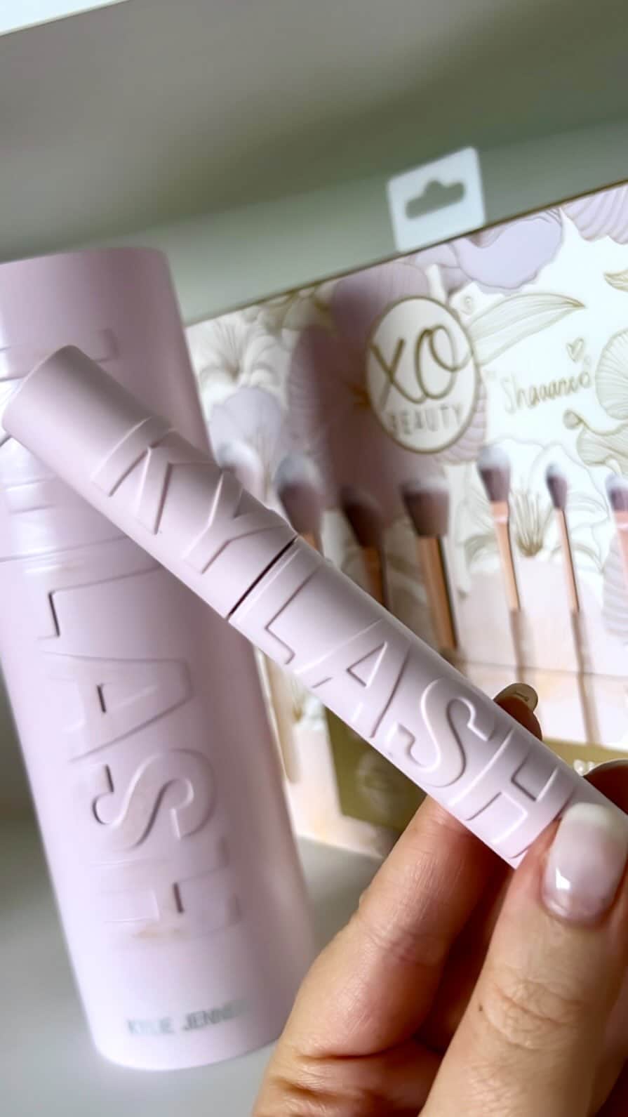 Shannonのインスタグラム：「Trying the new @kyliecosmetics mascara! 🤍 (ad gifted) ☁️ I was actually surprised at how this made my lashes look… as far as mascaras go I feel like there are so many similar ones, but this one seemed to multiply my actual lash hairs which is new haha 💗 I just hope it doesn’t dry out quickly since it already is a drier consistency 🥰 kinda reminds me of the dior one that I love」