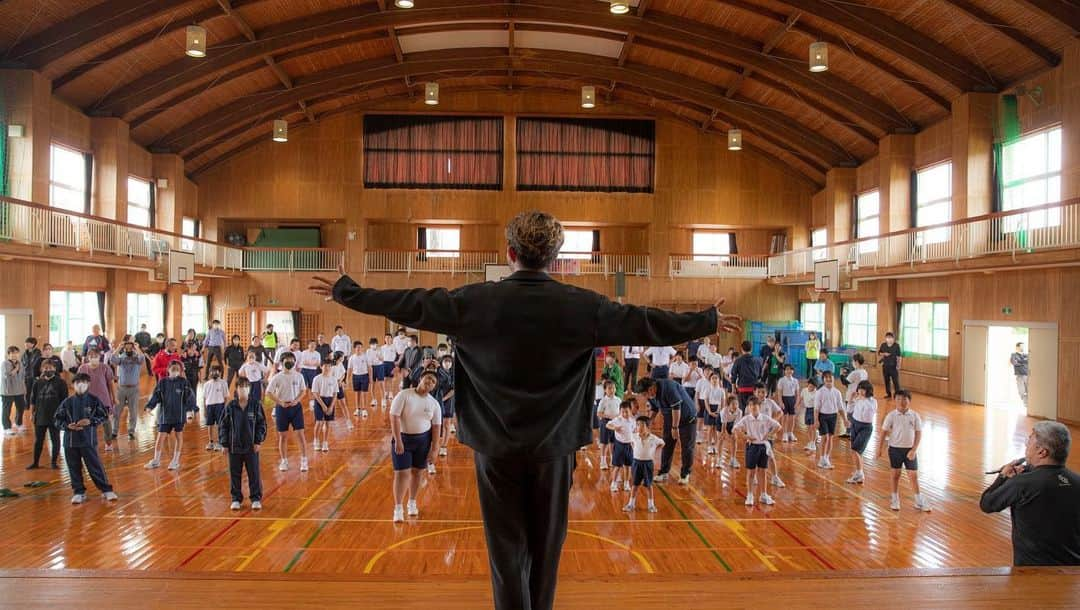 USAさんのインスタグラム写真 - (USAInstagram)「鹿児島県南大隅町の佐多小学校・中学校で合同ダンスワークショップを行いました！  佐多小学校・第一佐多中学校の児童・生徒さんとハッピーな時間を過ごせました☆  最初に「Choo Choo TRAIN」を踊らせていただいたのですが急遽、石畑町長も参加してくださり、さらに学校の先生方や役場の職員さんもメンバーに入っていただき・・・「Choo Choo TRAIN」改め、「Cho Cho TRAIN」が完成しました（笑）♪ そして、子どもたちにも振付をレクチャーさせていただいたのですが、やはり子どもたちの吸収力はすごいですね！ ものの30分ほどで踊れるようになっていました。  これからもワークショップ、たくさんのみなさんの町に行ってできればいいな♪  また一緒にオドりましょう〜☆  @minamiosumi_official @minamiosumicho.to.watashi   #鹿児島 #鹿児島県 #南大隅町 #石畑町長 #町長 #佐多 #小学校 #中学校 #ワークショップ #ダンス #dance #ChooChooTRAIN #ChoChoTRAIN #dancearth #dancearthproject #ダンスレッスン #レクチャー #smile #happy #ココロオドル #南大隅と私」5月3日 13時13分 - exileusa_danceearth