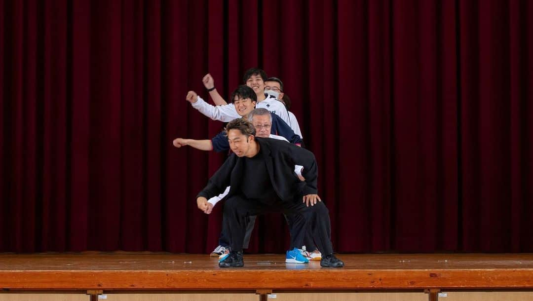 USAさんのインスタグラム写真 - (USAInstagram)「鹿児島県南大隅町の佐多小学校・中学校で合同ダンスワークショップを行いました！  佐多小学校・第一佐多中学校の児童・生徒さんとハッピーな時間を過ごせました☆  最初に「Choo Choo TRAIN」を踊らせていただいたのですが急遽、石畑町長も参加してくださり、さらに学校の先生方や役場の職員さんもメンバーに入っていただき・・・「Choo Choo TRAIN」改め、「Cho Cho TRAIN」が完成しました（笑）♪ そして、子どもたちにも振付をレクチャーさせていただいたのですが、やはり子どもたちの吸収力はすごいですね！ ものの30分ほどで踊れるようになっていました。  これからもワークショップ、たくさんのみなさんの町に行ってできればいいな♪  また一緒にオドりましょう〜☆  @minamiosumi_official @minamiosumicho.to.watashi   #鹿児島 #鹿児島県 #南大隅町 #石畑町長 #町長 #佐多 #小学校 #中学校 #ワークショップ #ダンス #dance #ChooChooTRAIN #ChoChoTRAIN #dancearth #dancearthproject #ダンスレッスン #レクチャー #smile #happy #ココロオドル #南大隅と私」5月3日 13時13分 - exileusa_danceearth