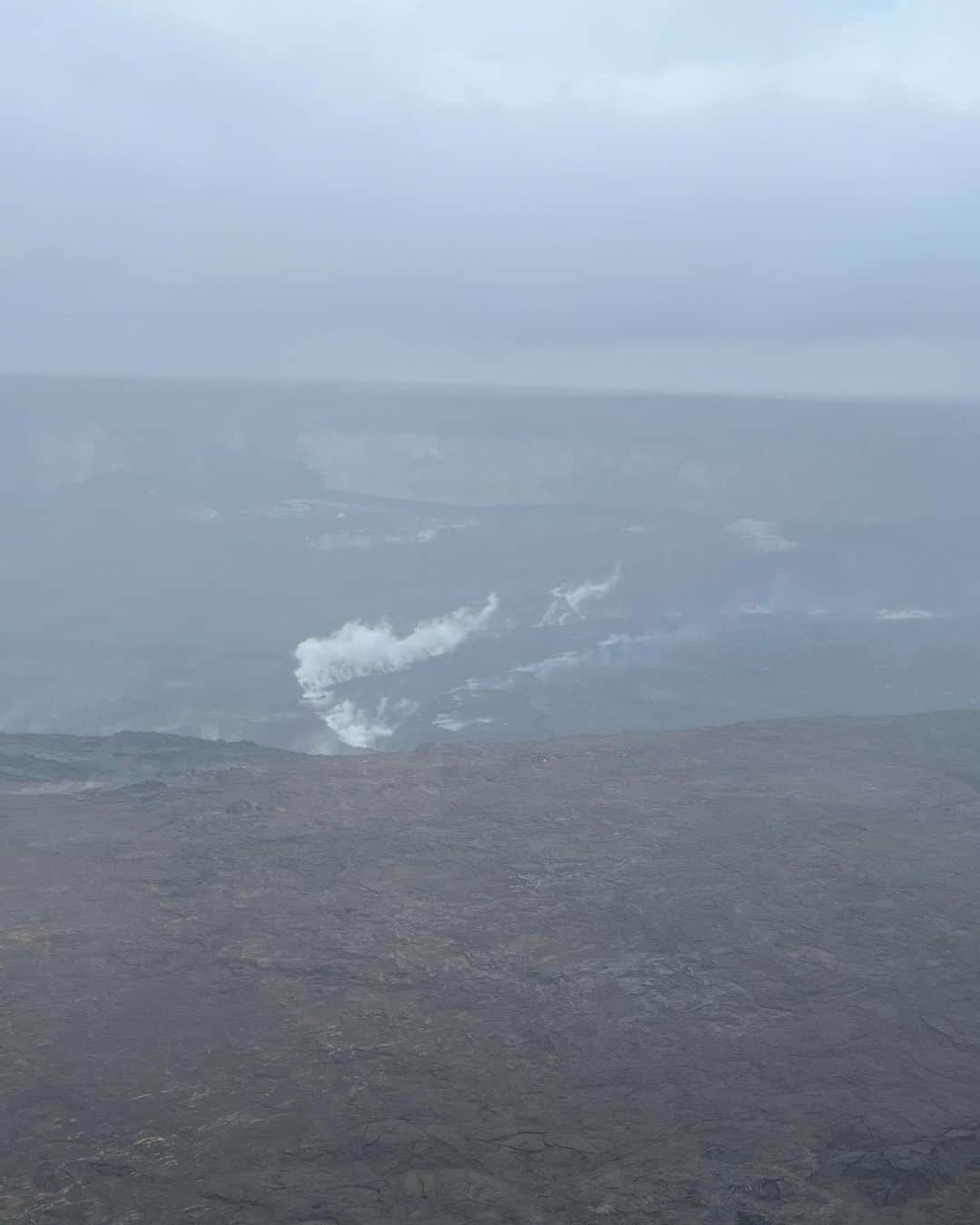 古賀あかねさんのインスタグラム写真 - (古賀あかねInstagram)「Kilauea Volcano🌋  雨すごすぎて 二人とも顔ぐちゃぐちゃ笑  驚くほど寒くて かっこいいパーカーを急遽get🤣  想像してた火山じゃなかったけど それはそれで行けてよかった🤣」5月3日 13時16分 - iam.akanetan