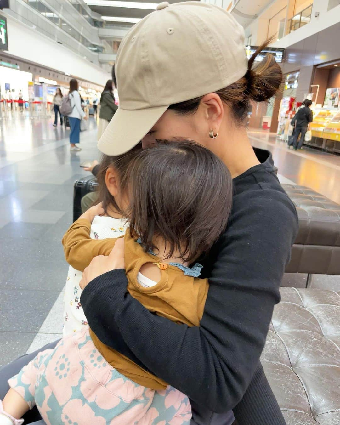 中川真依さんのインスタグラム写真 - (中川真依Instagram)「. 飛び込みWorld Cupのため 今日からカナダへ🇨🇦✈️  子供たちと1週間も離れるので 何度もギューっとして パワーチャージ🥺❤️  心配だな〜 特に次女🥺  でもこちらの不安をよそに あっさりバイバ〜イ👋されました😂🤪  国際ジャッジのデビュー戦‼💪️✨ 大丈夫かな〜🫣😵‍💫 準備からソワソワ💦  現役時代みたい😂笑  #diving #divingworldcup #久々の一人旅 #楽しみ #パパありがとう」5月3日 13時21分 - maimai.47