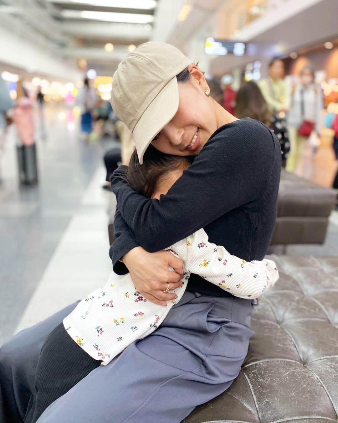 中川真依さんのインスタグラム写真 - (中川真依Instagram)「. 飛び込みWorld Cupのため 今日からカナダへ🇨🇦✈️  子供たちと1週間も離れるので 何度もギューっとして パワーチャージ🥺❤️  心配だな〜 特に次女🥺  でもこちらの不安をよそに あっさりバイバ〜イ👋されました😂🤪  国際ジャッジのデビュー戦‼💪️✨ 大丈夫かな〜🫣😵‍💫 準備からソワソワ💦  現役時代みたい😂笑  #diving #divingworldcup #久々の一人旅 #楽しみ #パパありがとう」5月3日 13時21分 - maimai.47