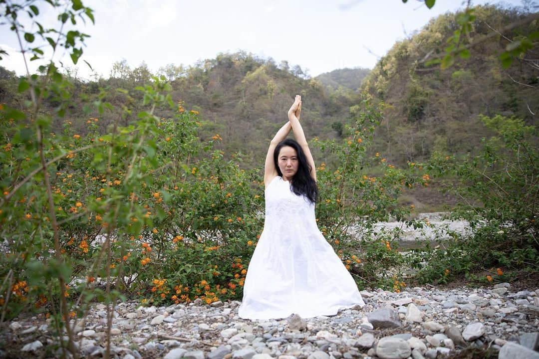 ユン・ジンソのインスタグラム：「@_su_agastyoga  의 리쉬케시 인도 수련여행에서-  도반이자 사진작가 조지나의 시선과 함께 🖤  📷 @fromthemoonseyes   #rishikesh  #yoga」