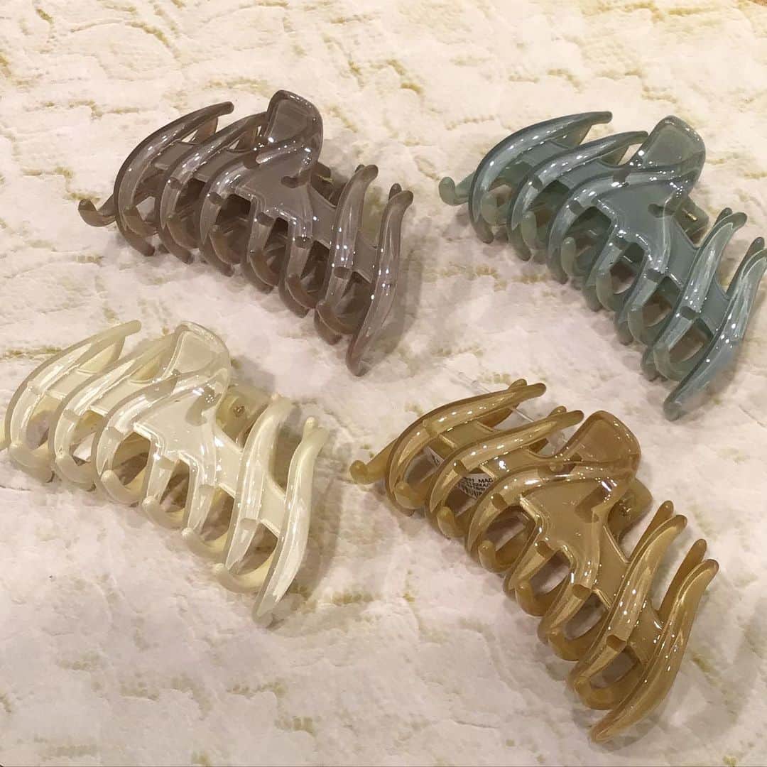 3COINS lN LUMINEのインスタグラム：「こんにちは🌞  3COINSルミネ大宮店です！  アクセサリーのご紹介です🥰🌈  ☑︎ﾆｭｱﾝｽｶﾗｰﾊﾞﾝｽ ( IV.BE.OR.GR)  アクセサリー各種　300円(税込330円)  他にも新商品多数入荷致しております💡  ぜひこの機会にご覧ください！  ご来店お待ちしております🪷  店舗により入荷日・在庫状況が異なります。 お気軽にお近くの店舗までお問い合わせください。 ※3COINS＋plus那覇メインプレイス店 3COINS＋plus沖縄パルコシティ店 3COINS＋plusイオンモール沖縄ライカム店は、木曜日発売です。  #3COINS#3COINS新商品#スリコ #スリコ新商品 #アクセサリー販売 #ルミネ大宮」
