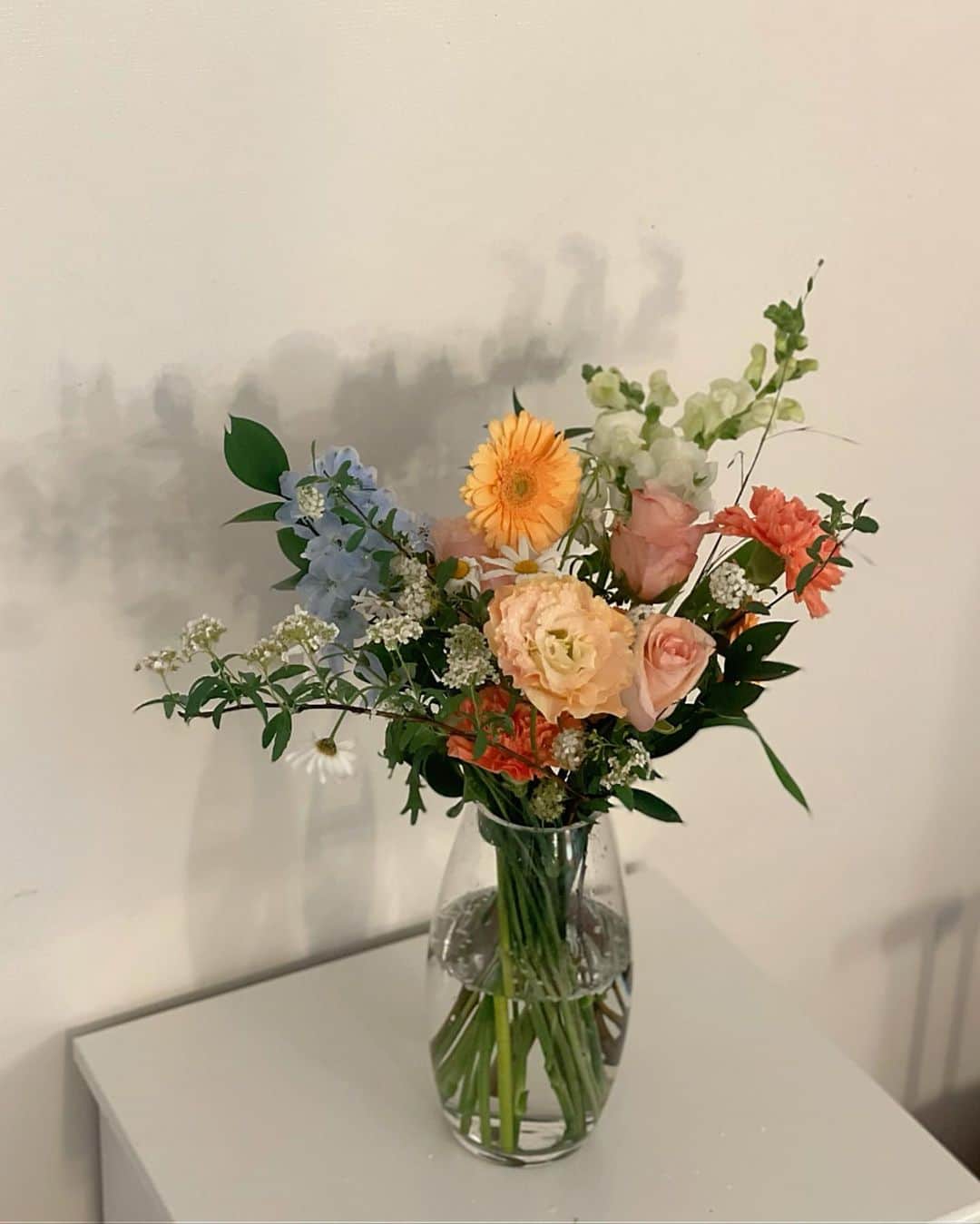 李到華さんのインスタグラム写真 - (李到華Instagram)「낮과 밤의 온도차 받은 꽃다발로 꽃꽃이 하는게 나의 행복 🫢🌸」5月3日 13時33分 - ah____rim