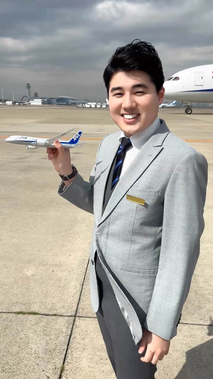 ANAのインスタグラム：「#throwingairplane✈️  #allnipponairways #cabincrew #ca #羽田空港 #haneda #hnd #transition #モデルプレーン #airplane #空港」