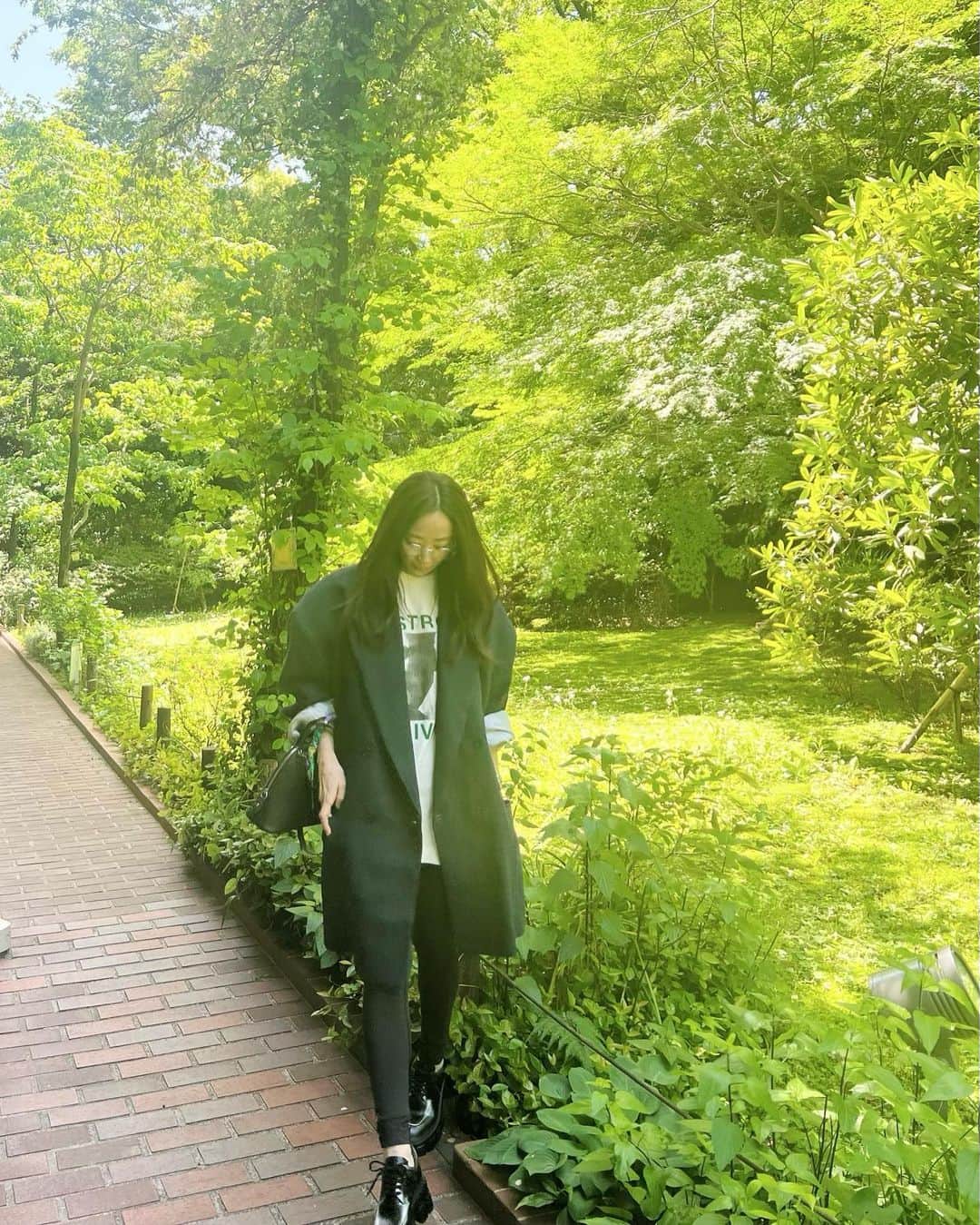 神崎恵のインスタグラム：「・ お天気のよさ。すごいです。 仕事をしているのが惜しくなるほど、 うららかな日和。 なんでもない話なのですが、 今年はレギンスにはまっています。 家の中ではオーバーサイズのTシャツやトレーナーを合わせて楽ちんに。動きやすく。 外に出る時にはジャケットをはおればなんとなくカタチになる。 公園でもガシガシ遊べます。 旅行にも便利。 年々、 服は軽いほうがいい。とか。 あたたかいほうがいい。とか。 楽なほうがいい。とか。 選び方も変わってきて。 面白いです。 ジャケットは、ほぼ息子たちとシェアしているから、オーバーサイズが更にオーバーになって好みです。 1枚目は、笑うほどのビッグサイズ。冗談⁈てくらいのサイズ。 二人羽織も楽々できる(試し済)。」