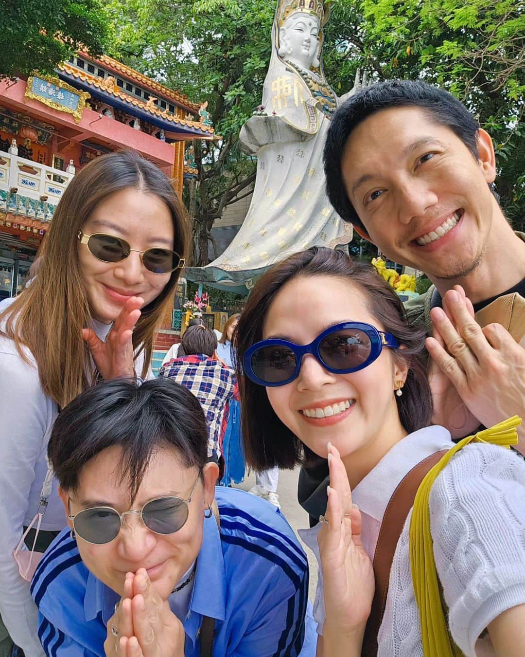 バイトゥーイ・ズワピットのインスタグラム：「เอาบุญเอาความเฮงมาฝากพี่ๆน้องๆทุกท่านนะฮะ🙏🏻 . ไหว้เจ้ากินข้าวไหว้เจ้ากินข้าว คือตารางท่องเที่ยวฮ่องกงสามวันที่ผ่านมา เรียกว่าอิ่มบุญอิ่มท้องและอิ่มใจ ขอบคุณพี่ๆในกรุ๊ปที่ให้เตยกับพี่ปั๊บได้มาร่วมทริปนี้ด้วยนะคะ ☺️💓」