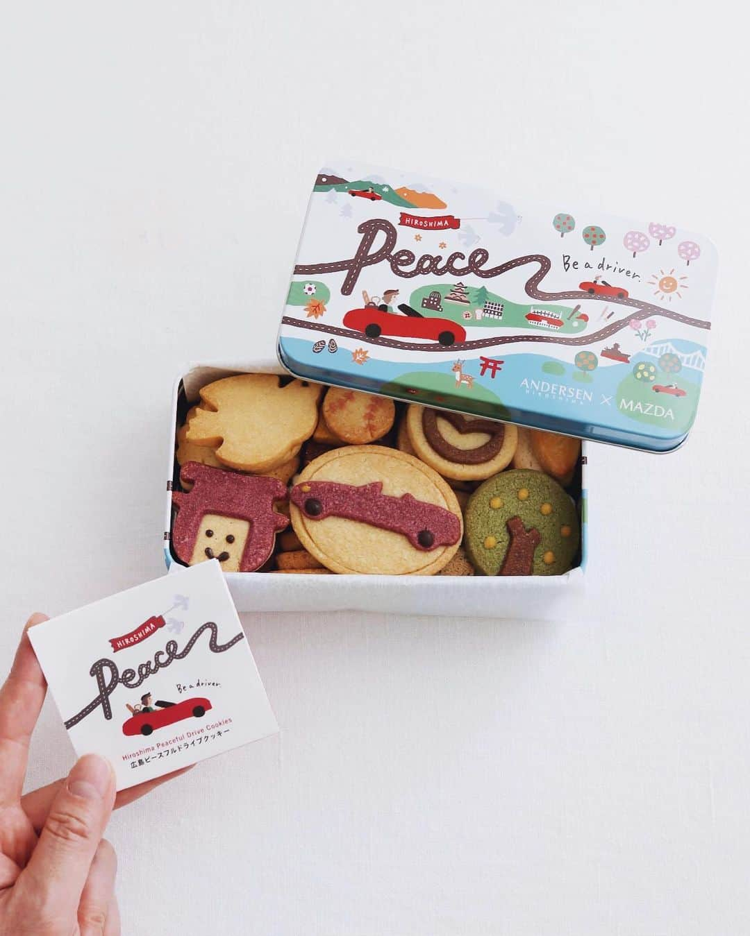 樋口正樹のインスタグラム：「hiroshima peaceful drive cookies . ＧＷの大渋滞オツですー🙇‍♂️ . おやつに頂きものですが、 アンデルセンとマツダが コラボしてるクッキー缶。 ロードスター乗りの方々 ぜひぜひ２、３箱どうぞ！ . 味はもちろんおいしいよ👍 宮島の鳥居がめちゃカワ🤗 . @andersennet  @mazda_jp  . . #クッキー #クッキー缶 #クッキー缶コレクション #手みやげ #おやつ #アンデルセン #マツダ #マツダロードスター #広島土産 #広島観光 #広島ドライブ #roadster #mazdamx5 #mazdamiata #andersen #beadriver」