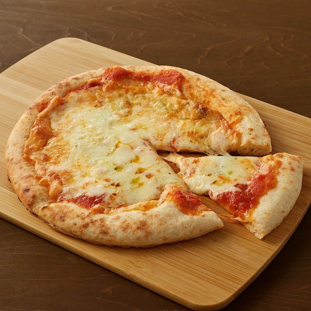 無印良品さんのインスタグラム写真 - (無印良品Instagram)「焼きたてが自宅で味わえる、冷凍ピザ - バジルの風味が楽しめる『トマトとモッツアレラのピザ』、ゴルゴンゾーラなどの濃厚な味わいが特長の『4種のチーズピザ』の2種類から選べます。  自宅でのパーティーやリラックスタイムのお供に。 - #無印良品 #MUJI #冷凍食品 #ピザ #冷凍ピザ」5月3日 14時00分 - muji_global