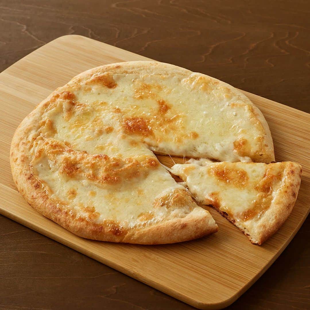 無印良品さんのインスタグラム写真 - (無印良品Instagram)「焼きたてが自宅で味わえる、冷凍ピザ - バジルの風味が楽しめる『トマトとモッツアレラのピザ』、ゴルゴンゾーラなどの濃厚な味わいが特長の『4種のチーズピザ』の2種類から選べます。  自宅でのパーティーやリラックスタイムのお供に。 - #無印良品 #MUJI #冷凍食品 #ピザ #冷凍ピザ」5月3日 14時00分 - muji_global