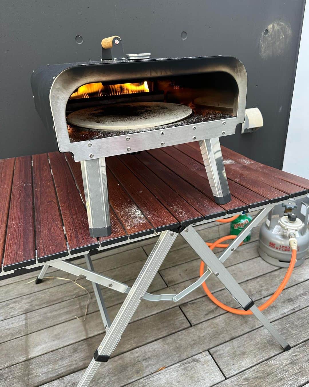 二ノ宮知子さんのインスタグラム写真 - (二ノ宮知子Instagram)「私はGW、がっつり仕事なのですが、ポンの弟夫婦がピザ窯を持ってやってきて、子供達とピザ焼いて遊んでくれてて良かった😭。しかしピザ窯すごー。 私もピザもらって頑張ります🍕💪」5月3日 14時11分 - tomokoninomiyaa
