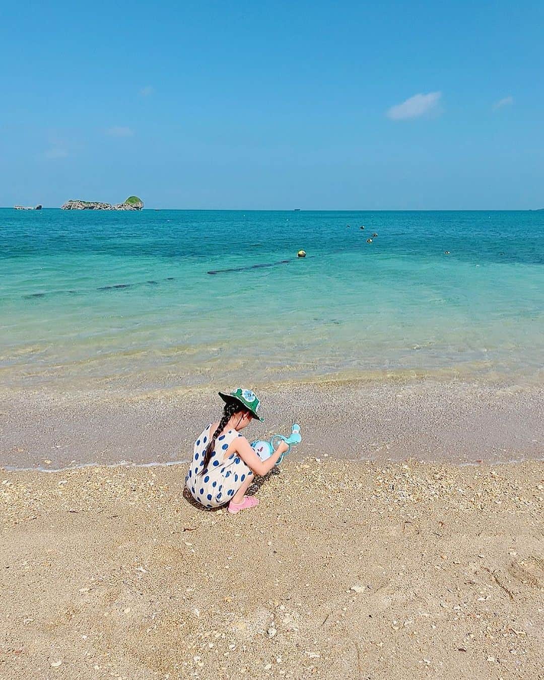 Qoo Bee Littleさんのインスタグラム写真 - (Qoo Bee LittleInstagram)「♡ムルク浜ビーチ♡  うるま市のビーチもっといろいろ行ってみたいな。 人が少なくてあまり管理されてない静かな海が好き。 ムルク浜ビーチは駐車場は500円かかったけど静かで綺麗👍✨ 沖縄本島で一番好きなビーチを見つけなきゃ！  #沖縄移住 #沖縄移住生活 #うるま市 #ムルク浜 #ムルク浜ビーチ」5月3日 14時03分 - qoo_bee_little