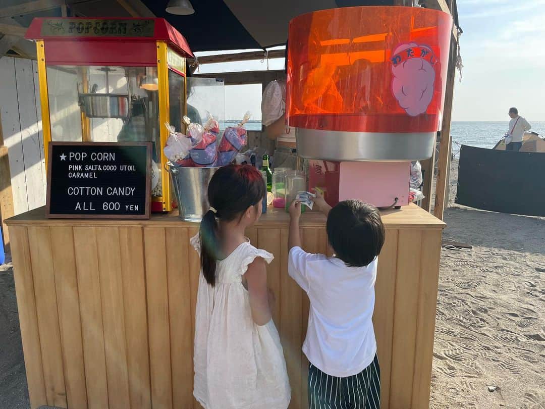 のインスタグラム：「「パパ、お金ちょうだい！」  息子に言われたから大切に使えと伝えて渡したら  そういうことか  可愛いガールにたかられたのね。 (最後の写真が物語っている (たぶん本人気づいてない  ※早く身長伸びろー！  #KESHIKI #景色 #4歳 #息子 #ナンパ #逗子映画祭 #逗子海岸 #わたあめ #景色と見る景色」