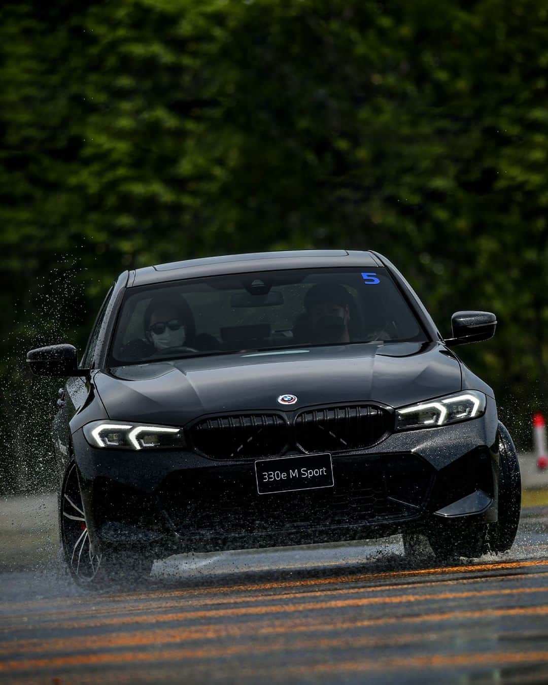 BMW Thailandさんのインスタグラム写真 - (BMW ThailandInstagram)「Time to explode your energy🏁 มาปลดปล่อยความเร้าใจในแบบคุณ ไปกับคอร์ส BMW Driving Experience ที่จะมอบทั้งความสนุกตื่นเต้น พร้อมทักษะใหม่ๆ ให้คุณควบคุมรถอย่างมั่นใจมากกว่าเดิม  #BMWDrivingExperience #DrivewithJOY #JOYisBMW #สุนทรียภาพแห่งการขับขี่ #StoryOfThrill」5月3日 14時05分 - bmwthailand