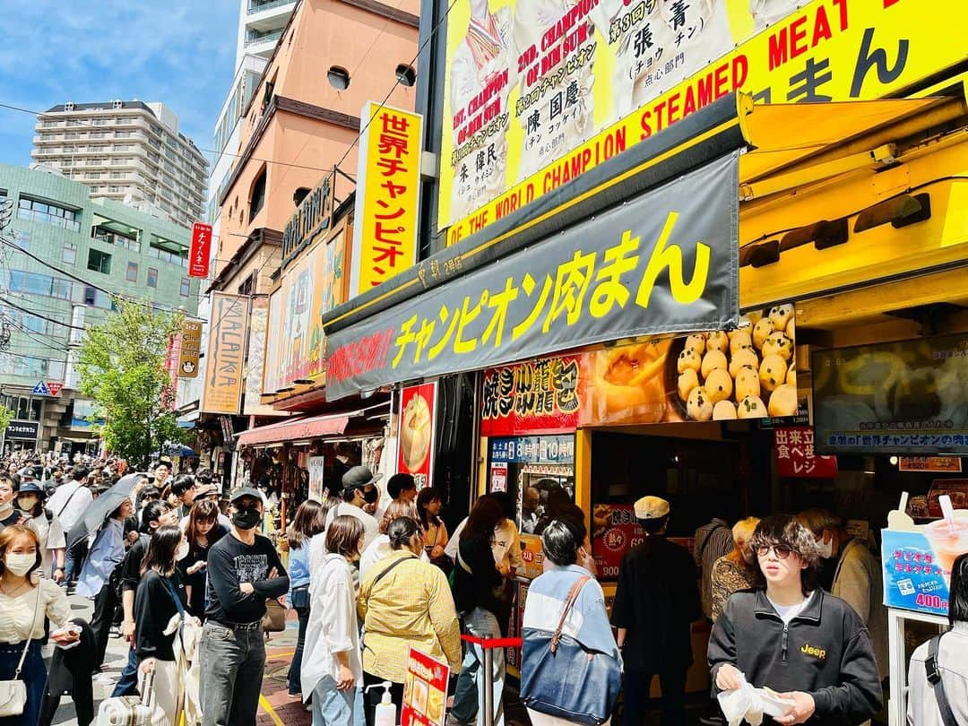 横浜中華街　皇朝さんのインスタグラム写真 - (横浜中華街　皇朝Instagram)「暑すぎず寒すぎずで出掛けるのにピッタリなお天気ですね！  今日の  #横浜中華街 は大混雑💦💦 嬉しい事に皇朝グループ各店も沢山のお客様にご利用頂いております🥳  皆様、良いGWをお過ごしください🥹   #横浜中華街食べ歩き  #食べ歩きグルメ  #横浜中華街グルメ  #横浜グルメ」5月3日 14時08分 - yokohamakocho